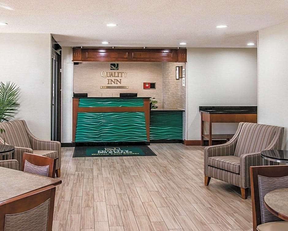 Hotel Quality Inn & Suites Warren - Detroit photo 2