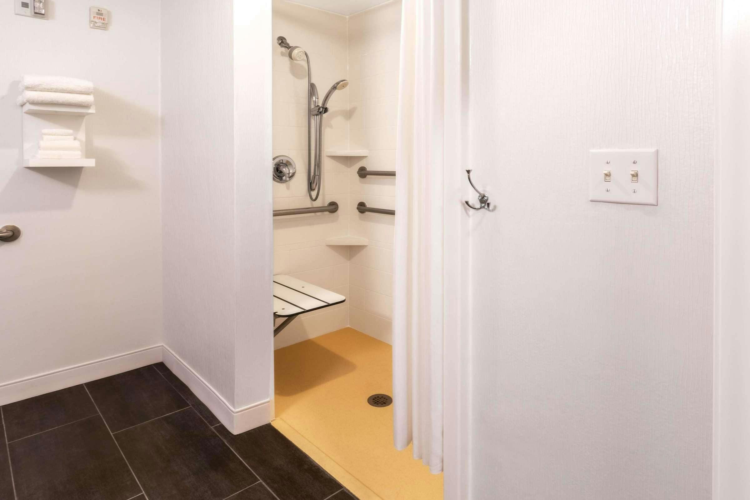 Hotel Hampton Inn Laramie photo 1