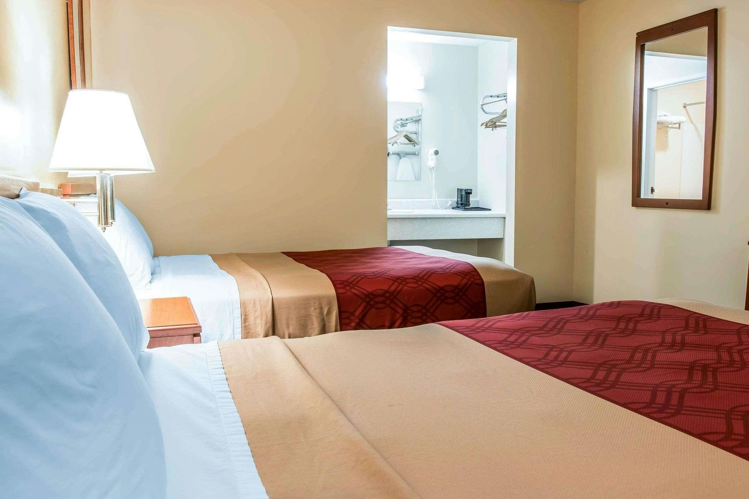 Hotel Econo Lodge Paw Paw MI photo 2