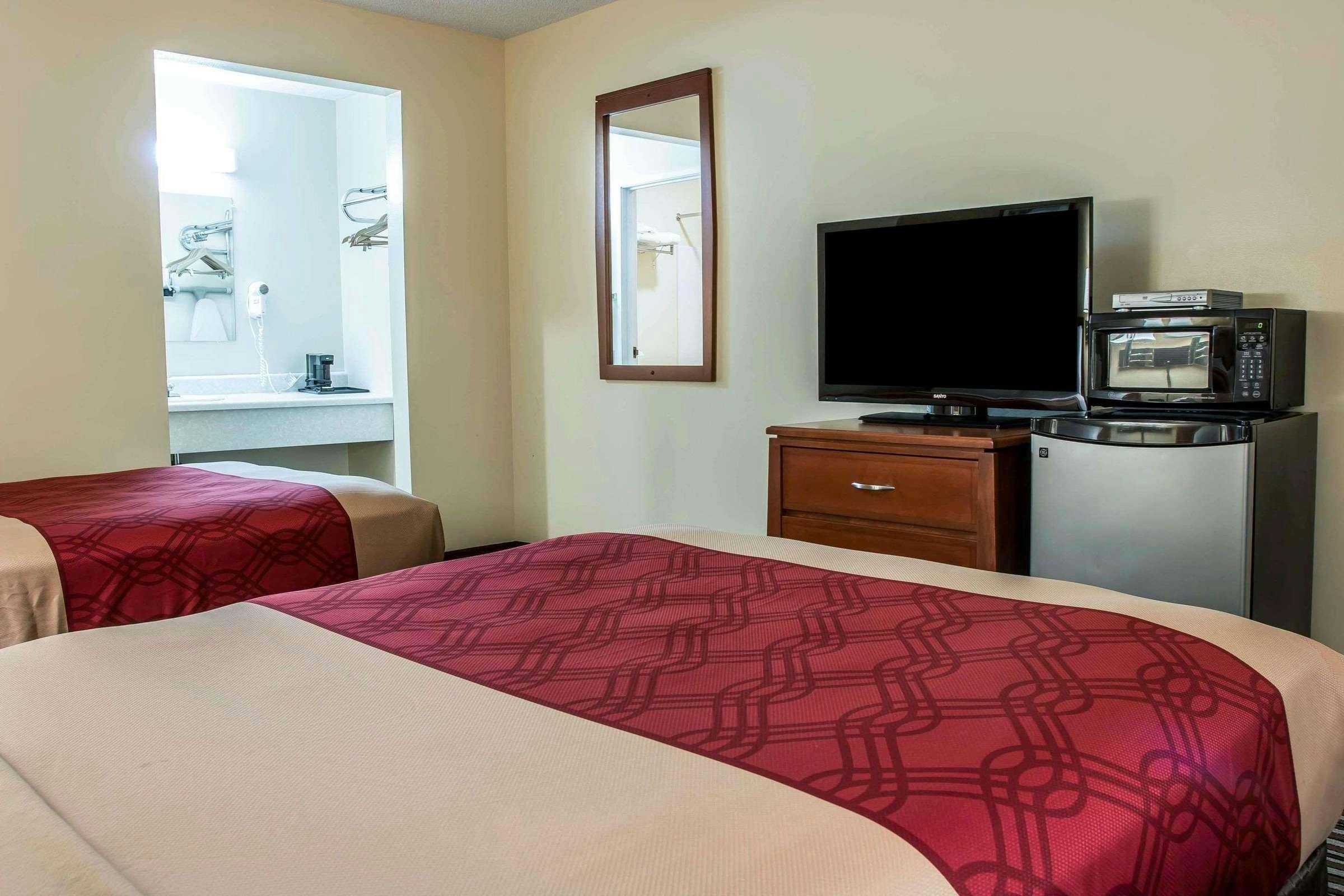 Hotel Econo Lodge Paw Paw MI photo 4