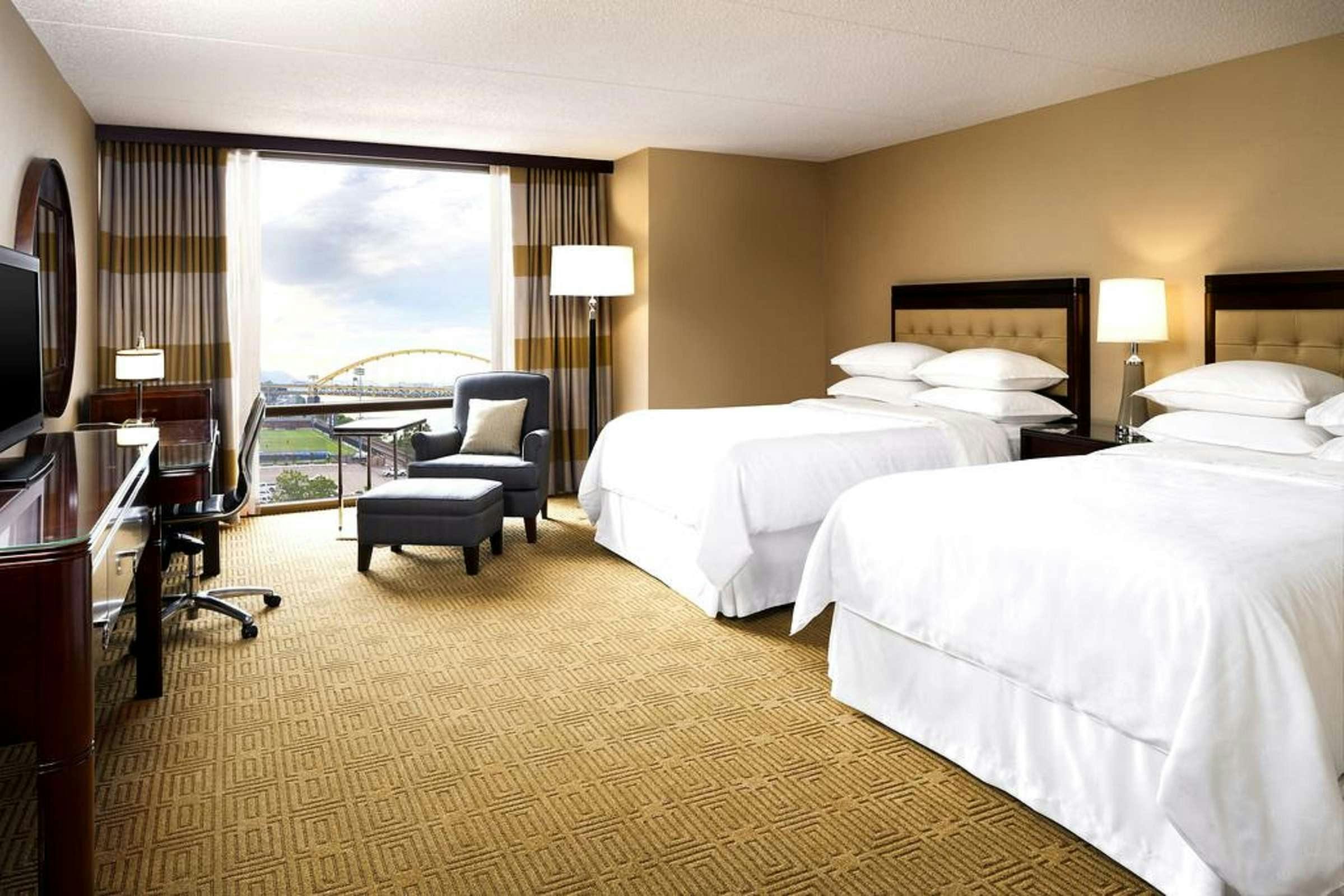 Hotel Sheraton Pittsburgh Hotel at Station Square photo 2