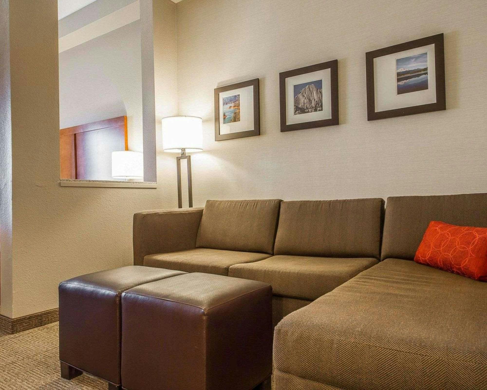 Hotel Comfort Suites Redding - Shasta Lake photo 1