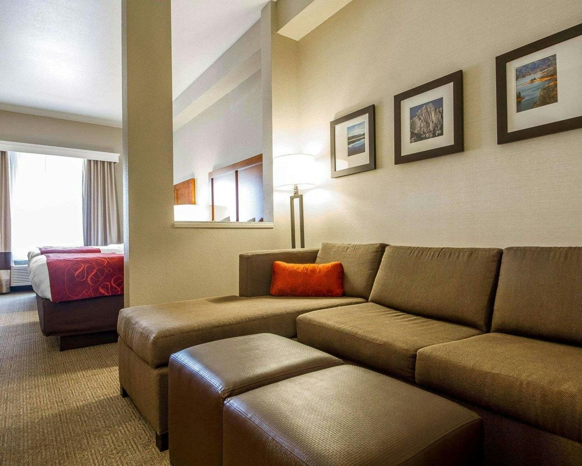 Hotel Comfort Suites Redding - Shasta Lake photo 2