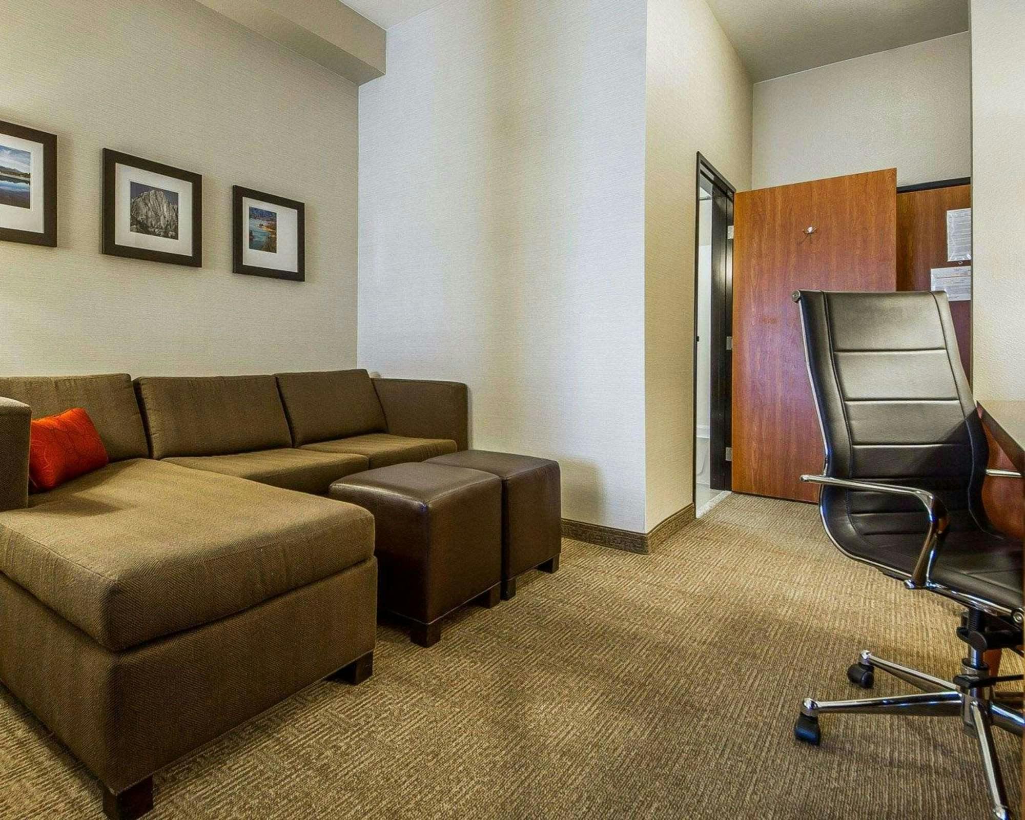 Hotel Comfort Suites Redding - Shasta Lake photo 3