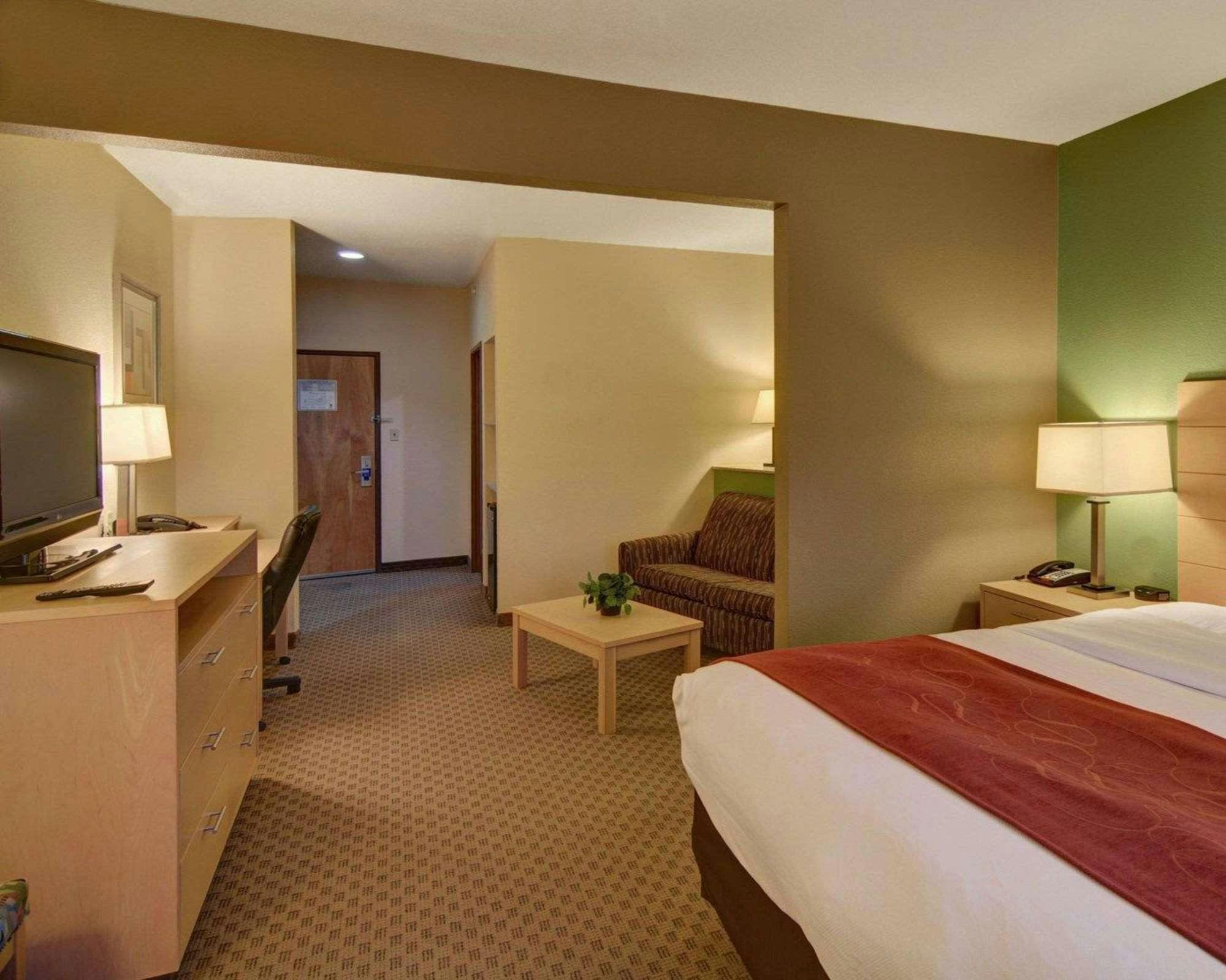 Hotel Comfort Suites Lindale - Tyler North photo 2