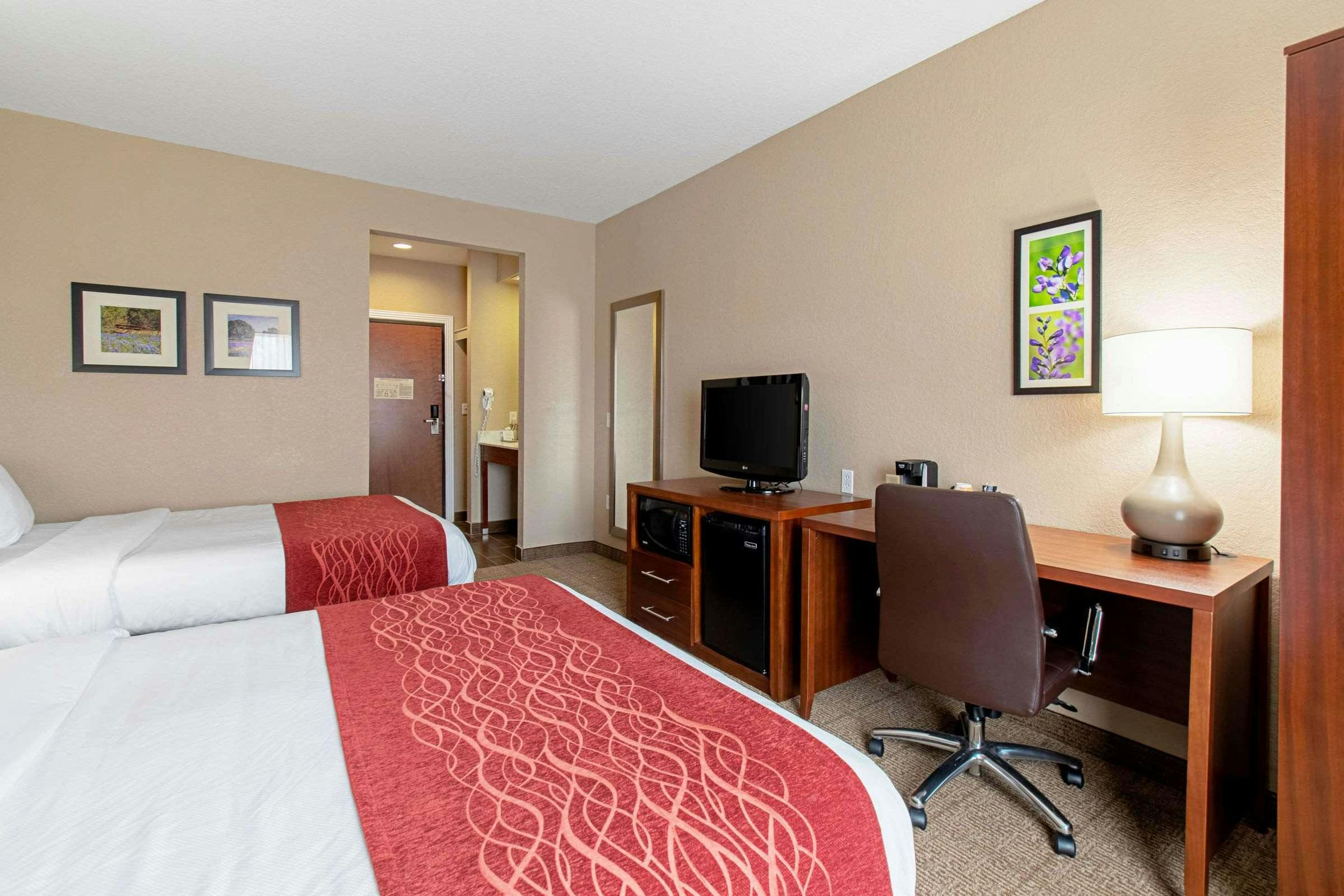 Hotel Comfort Inn & Suites Fredericksburg TX photo 1