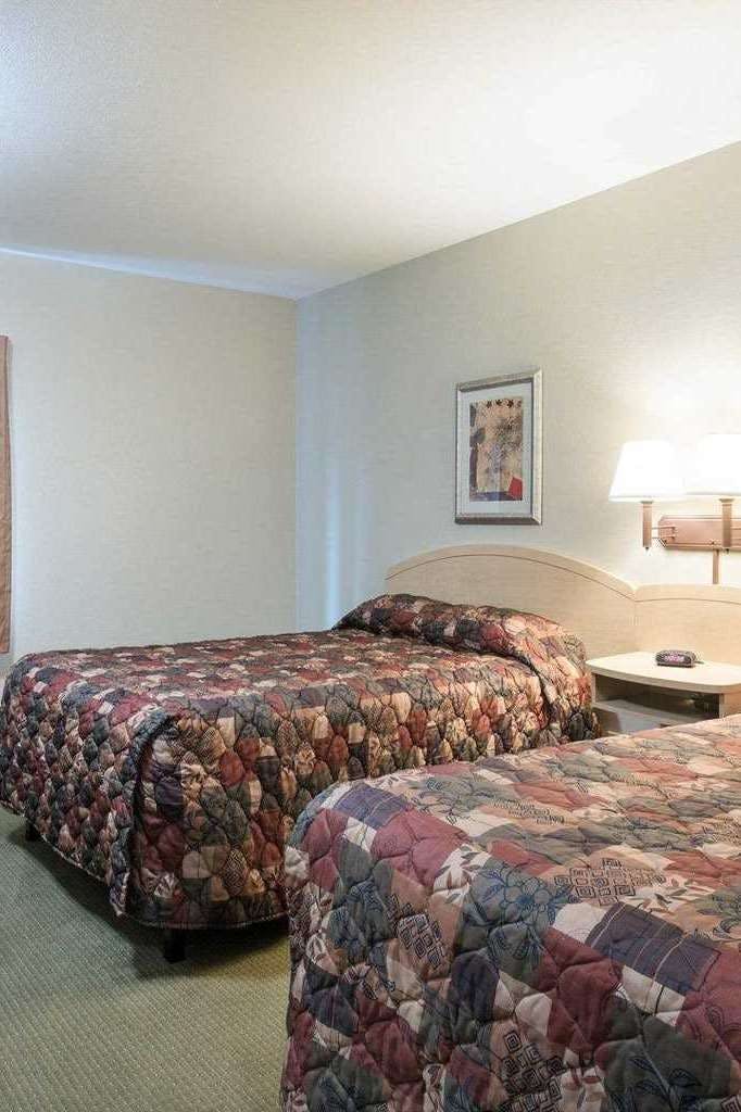 Hotel Suburban Studios Triadelphia - Wheeling at The Highlands photo 2