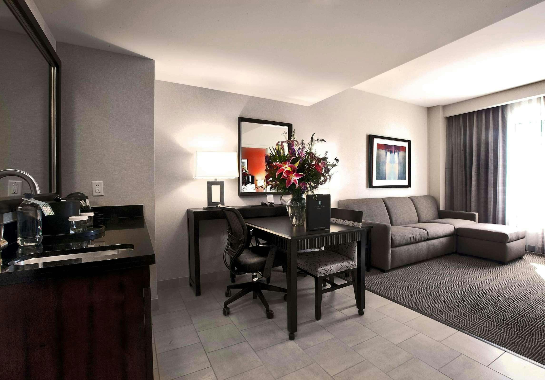 Hotel Embassy Suites Palmdale photo 3