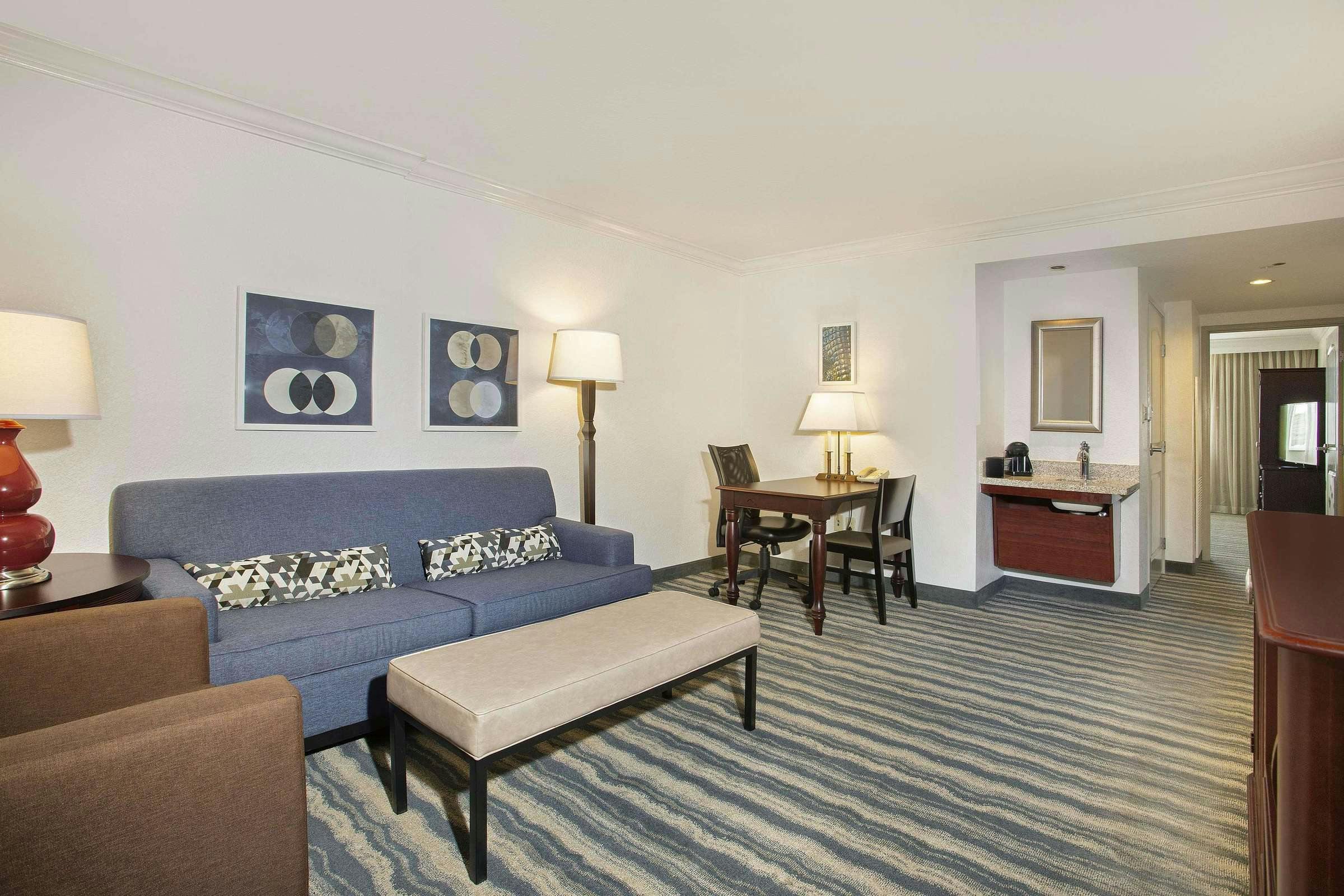 Hotel Embassy Suites by Hilton Tampa Brandon photo 1