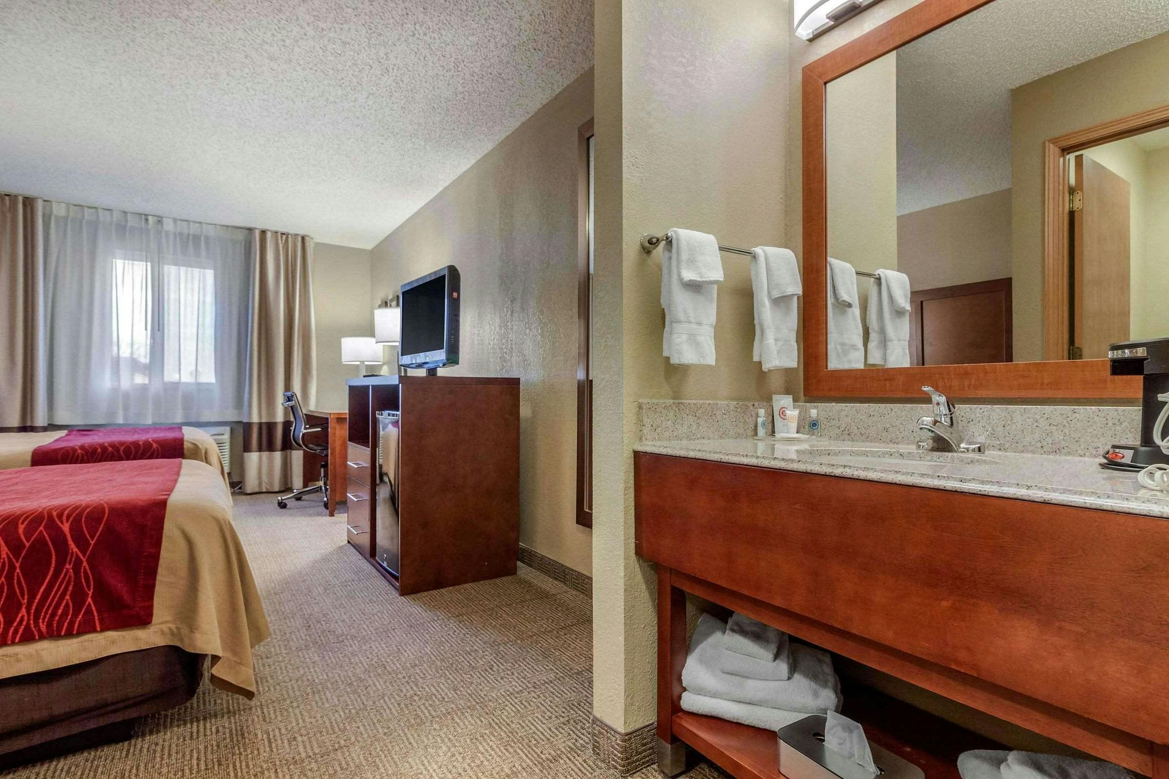 Hotel Comfort Inn and Suites Hays I-70 photo 3