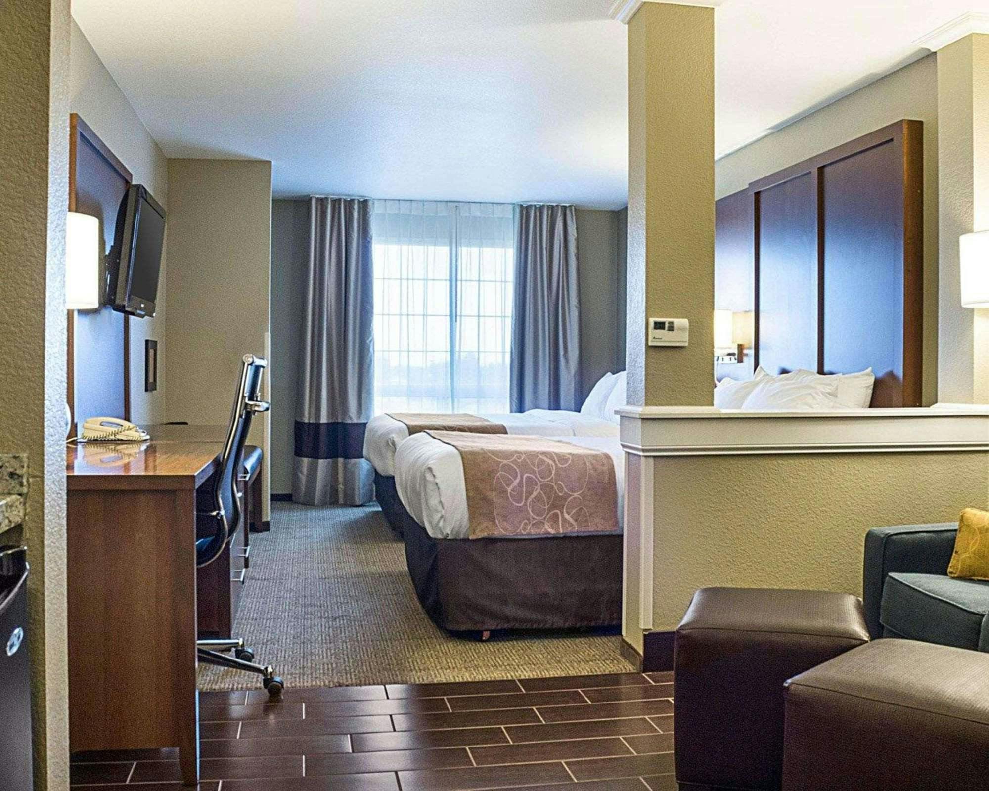 Hotel Comfort Suites Minot South photo 1
