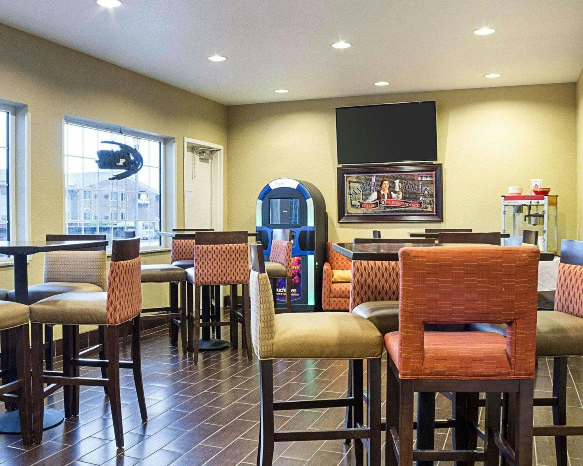 Hotel Comfort Suites Minot South photo 5