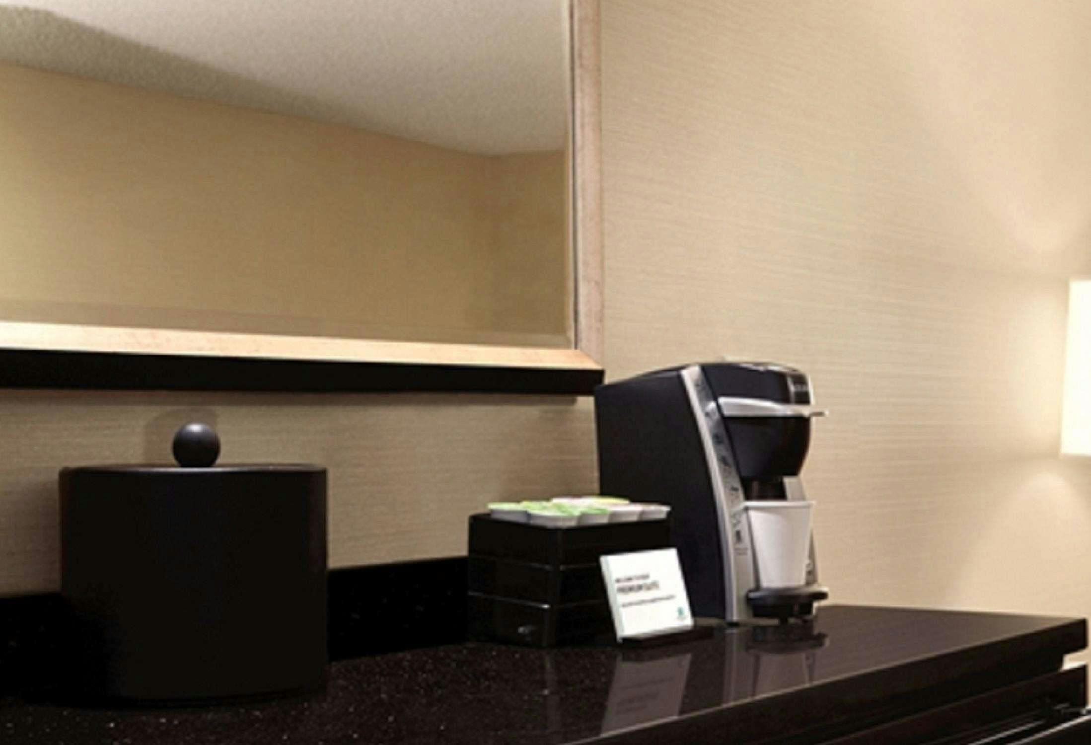 Hotel Embassy Suites by Hilton Piscataway Somerset photo 2
