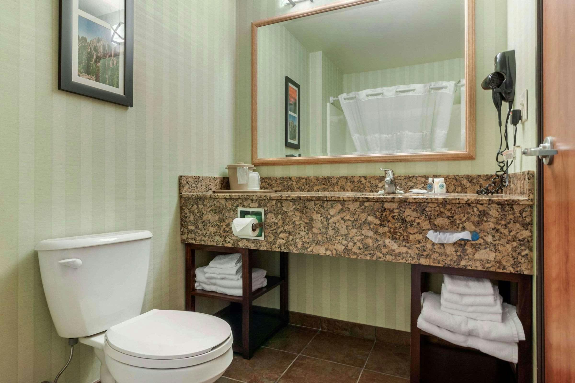 Hotel Comfort Inn & Suites Mitchell I-90 photo 5