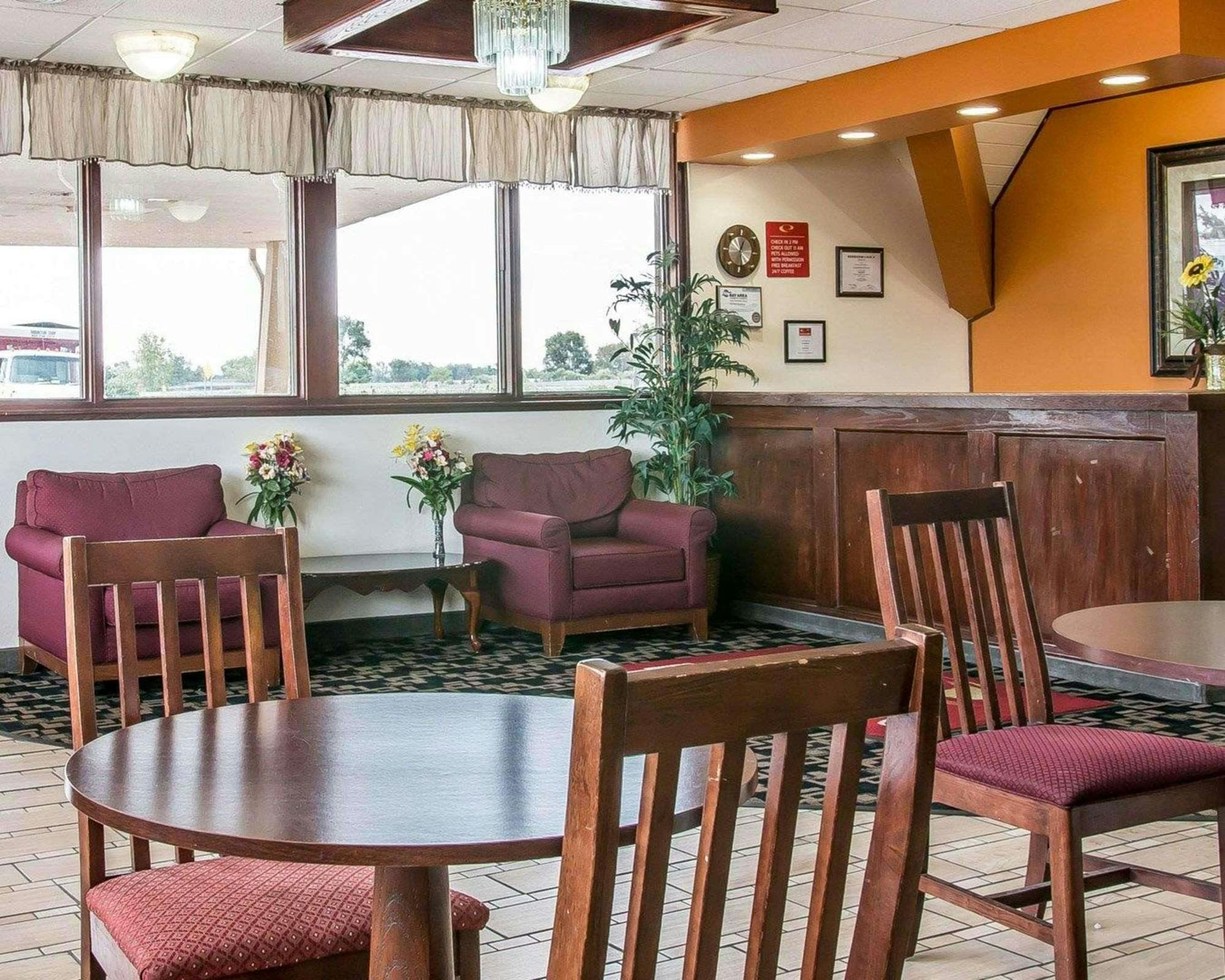 Hotel Baymont by Wyndham Bay City photo 3