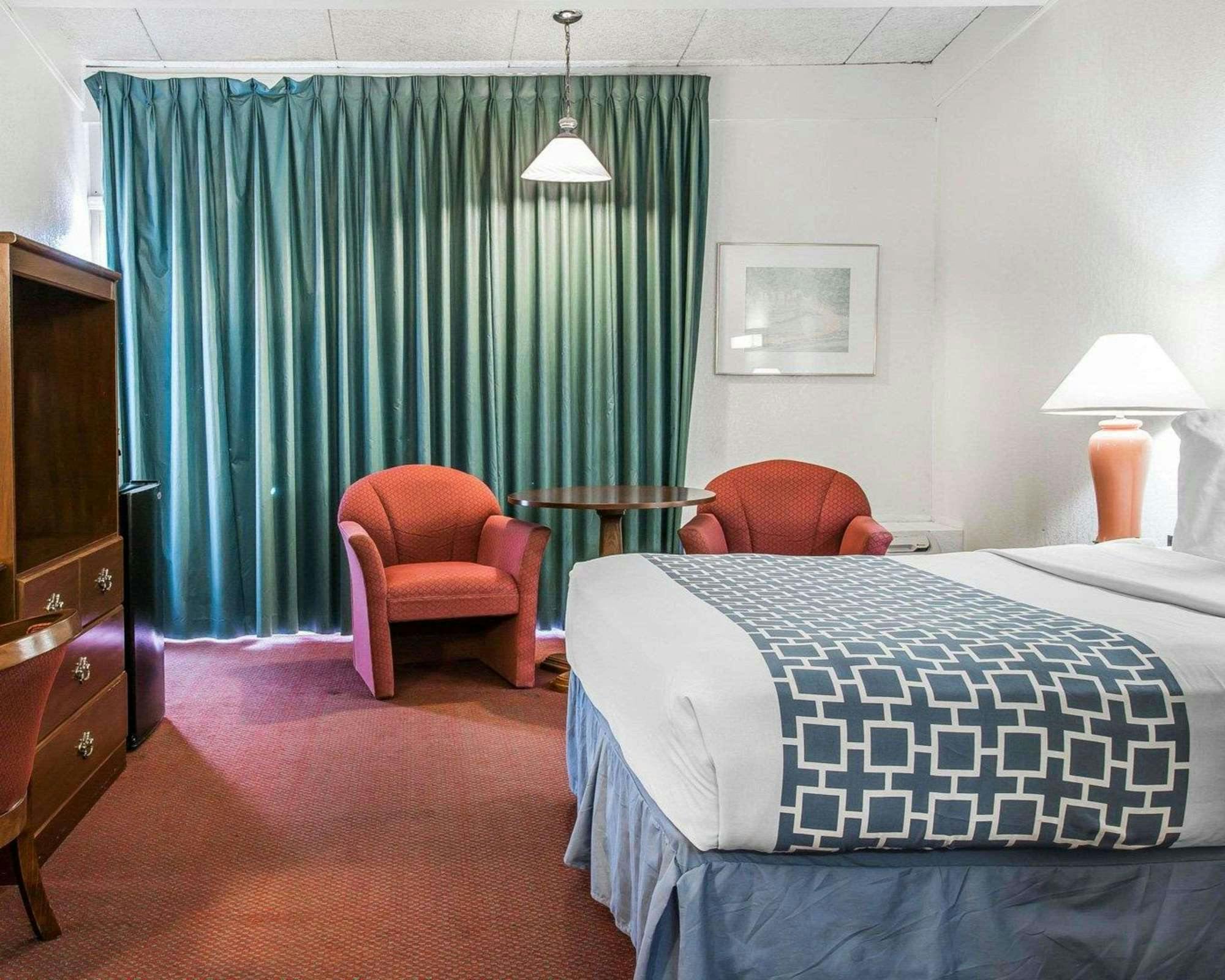 Hotel Baymont by Wyndham Bay City photo 2