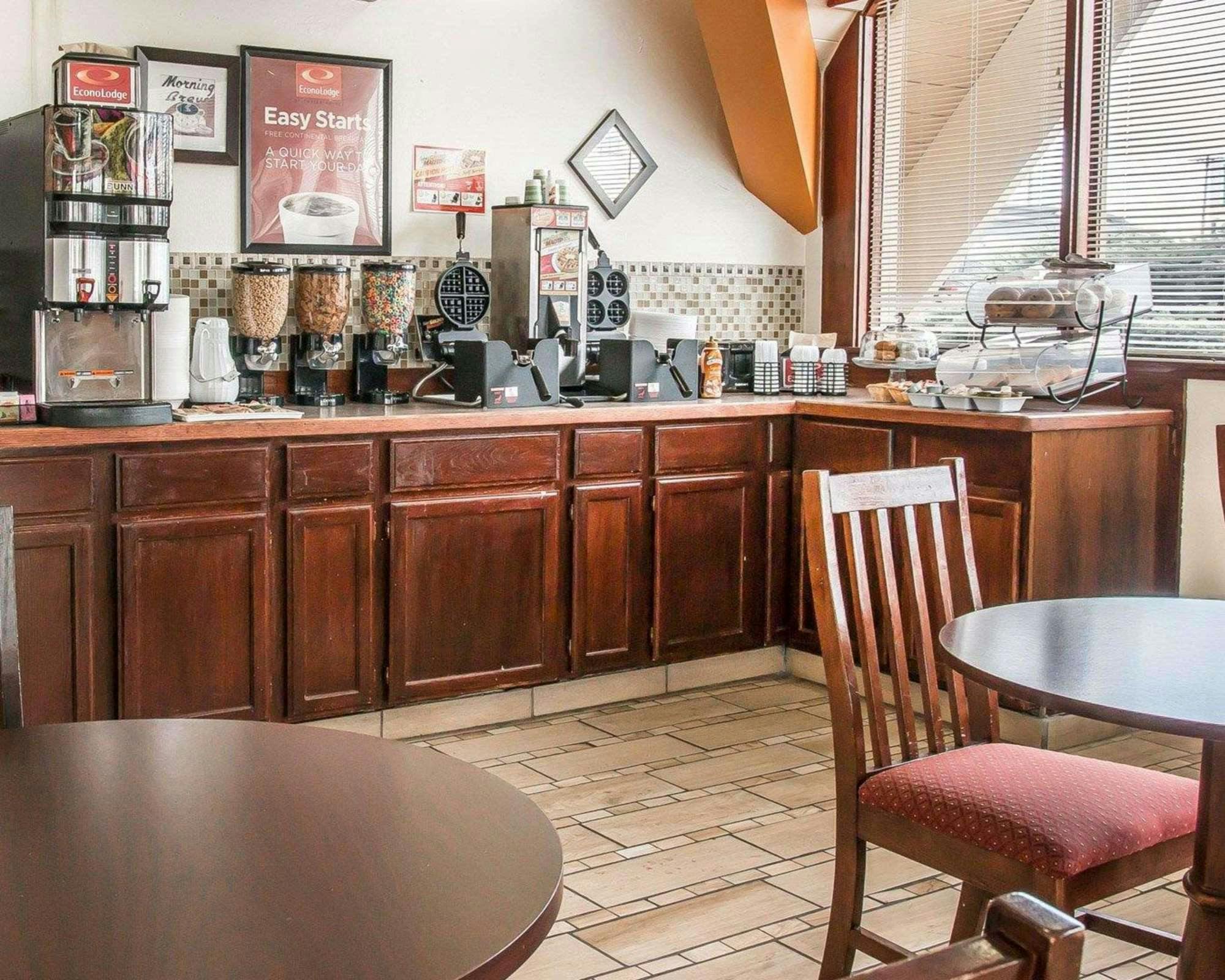 Hotel Baymont by Wyndham Bay City photo 4