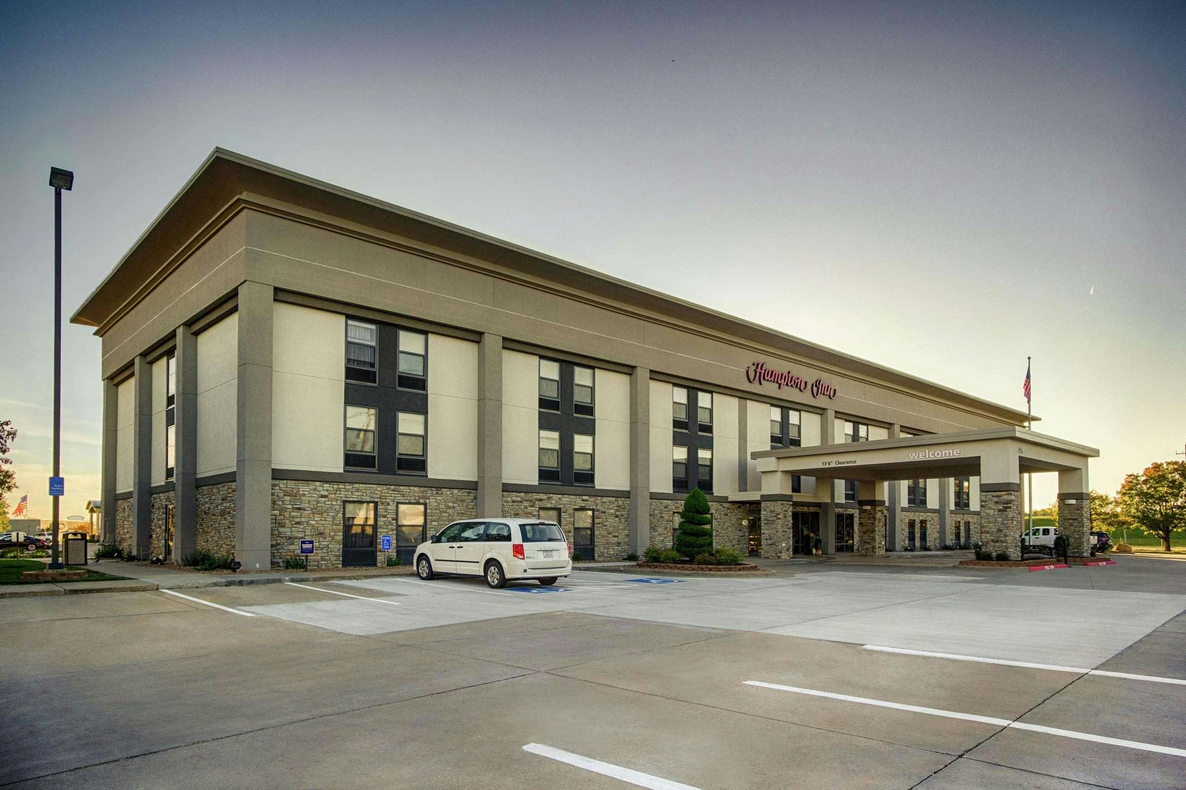 Hotel Hampton Inn Salina photo 1