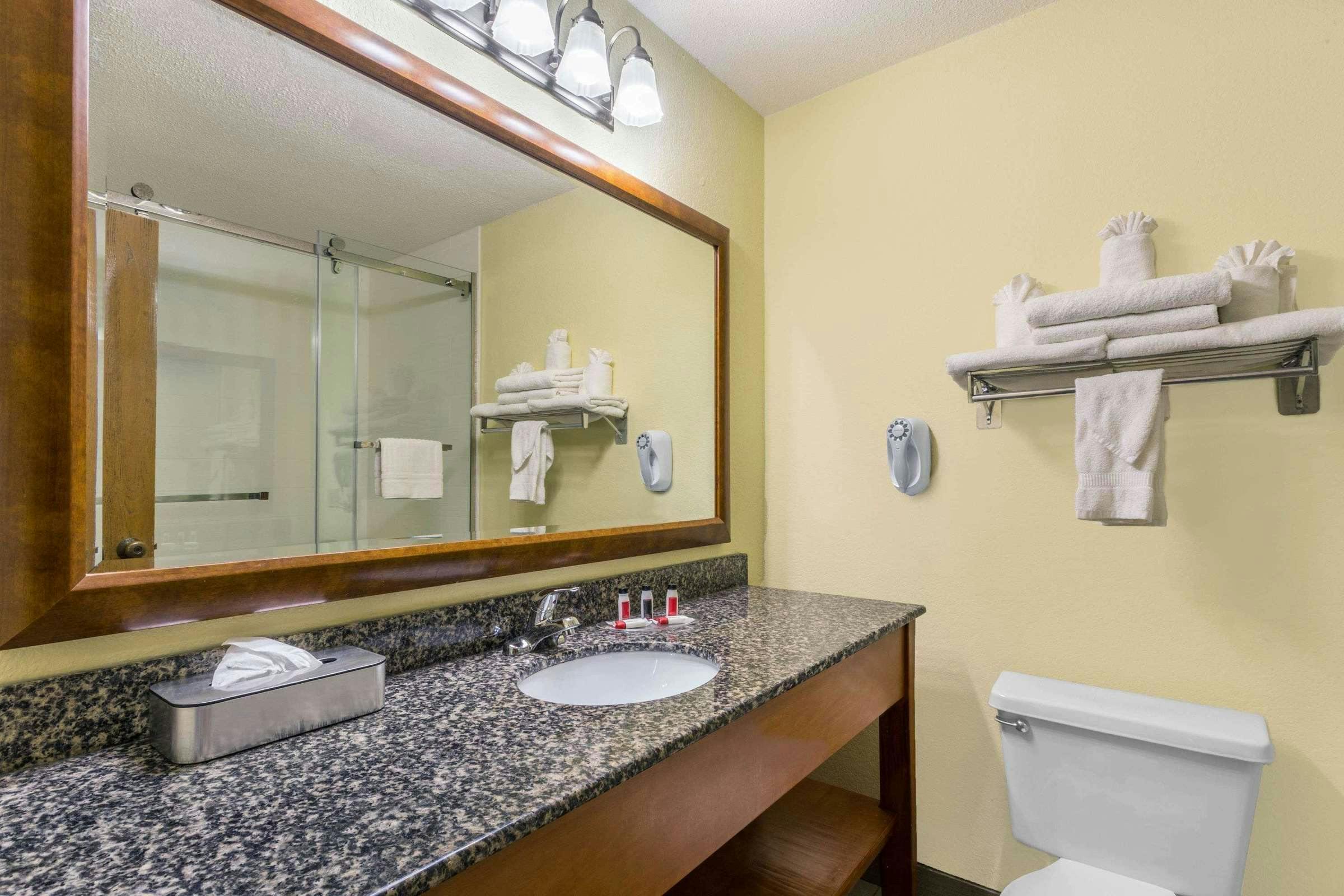 Hotel Baymont By Wyndham Marion photo 3