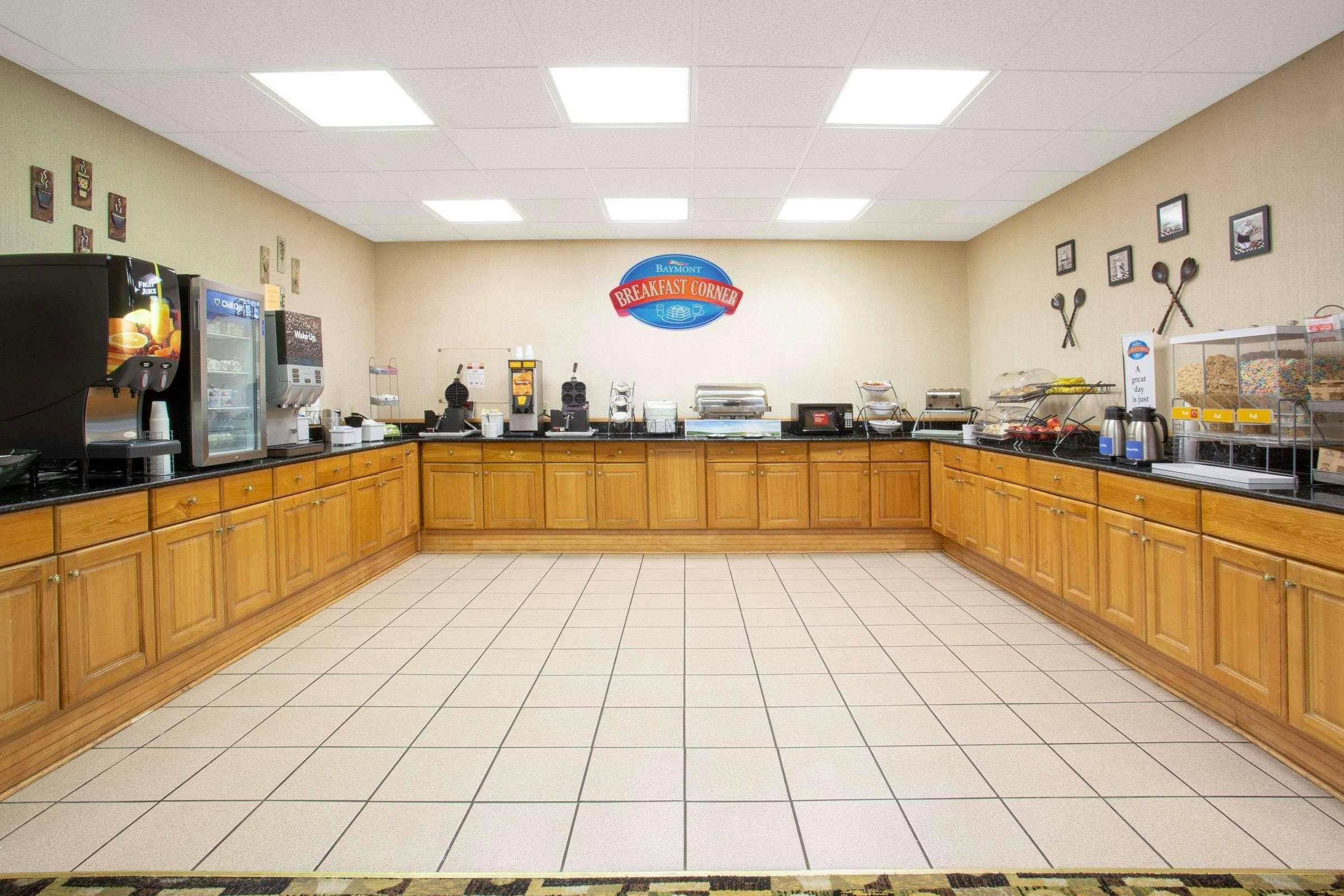 Hotel Baymont By Wyndham Marion photo 4