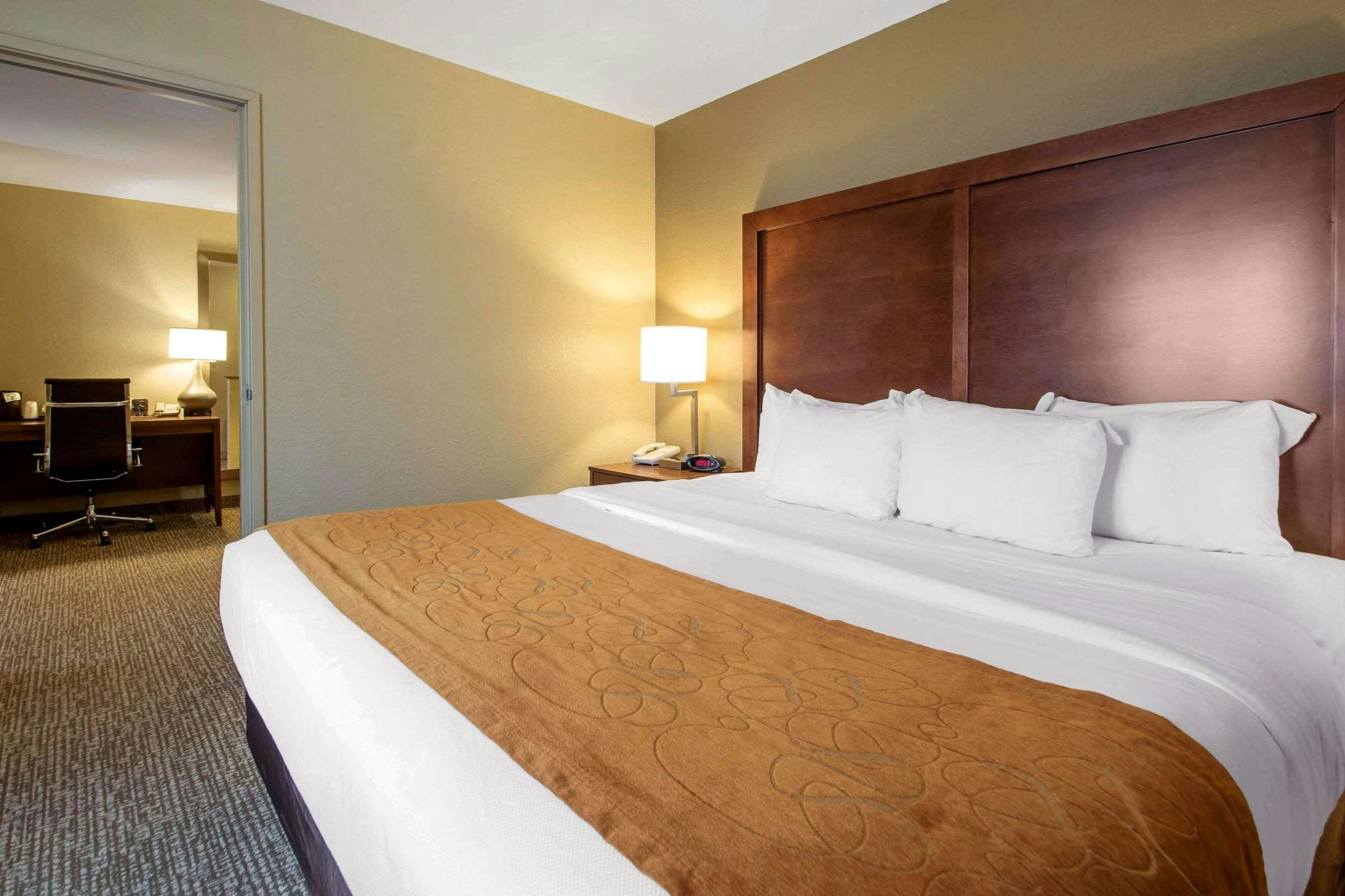 Hotel Comfort Suites Johnson Creek Conference Center photo 2