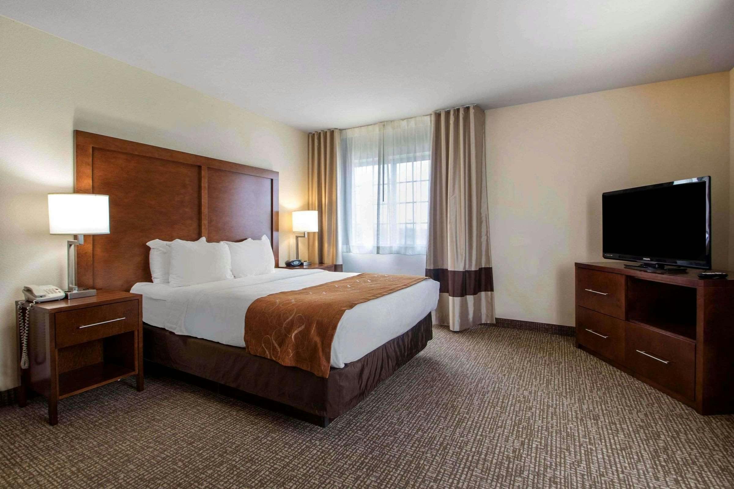 Hotel Comfort Suites Johnson Creek Conference Center photo 3