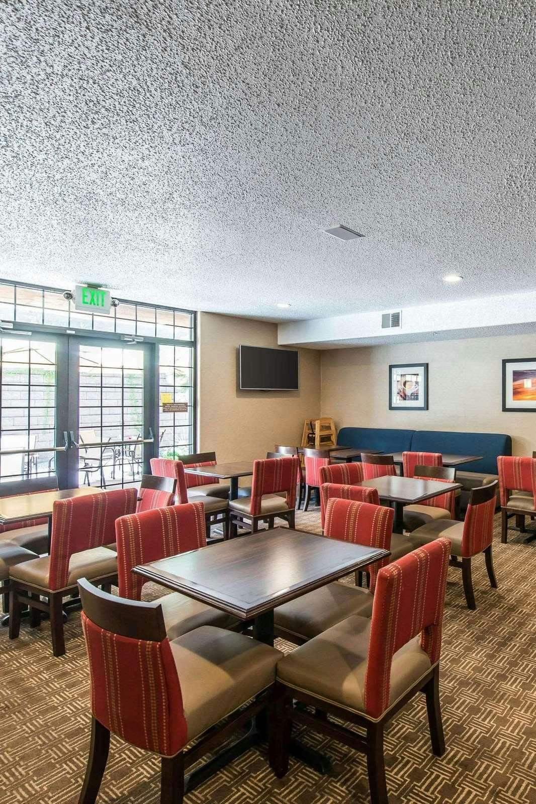 Hotel Comfort Suites At Evergreen Parkway photo 3