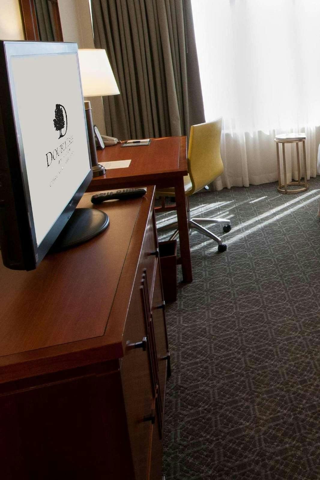 Hotel DoubleTree by Hilton Chicago - Oak Brook photo 5