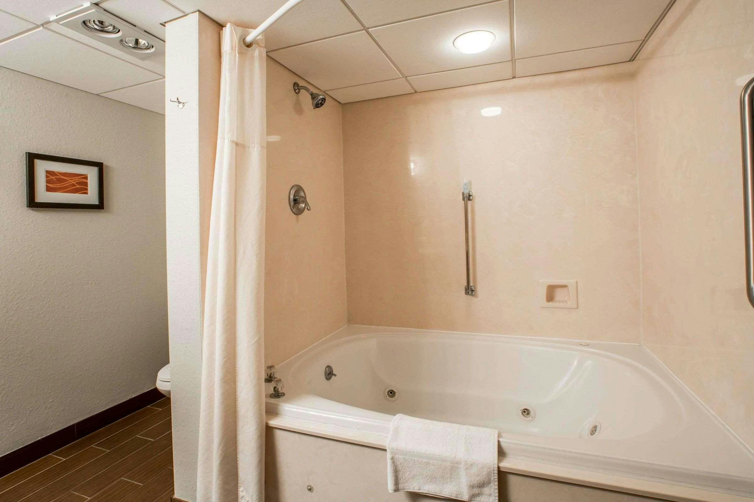 Hotel Comfort Inn & Suites At Dollywood Lane photo 3