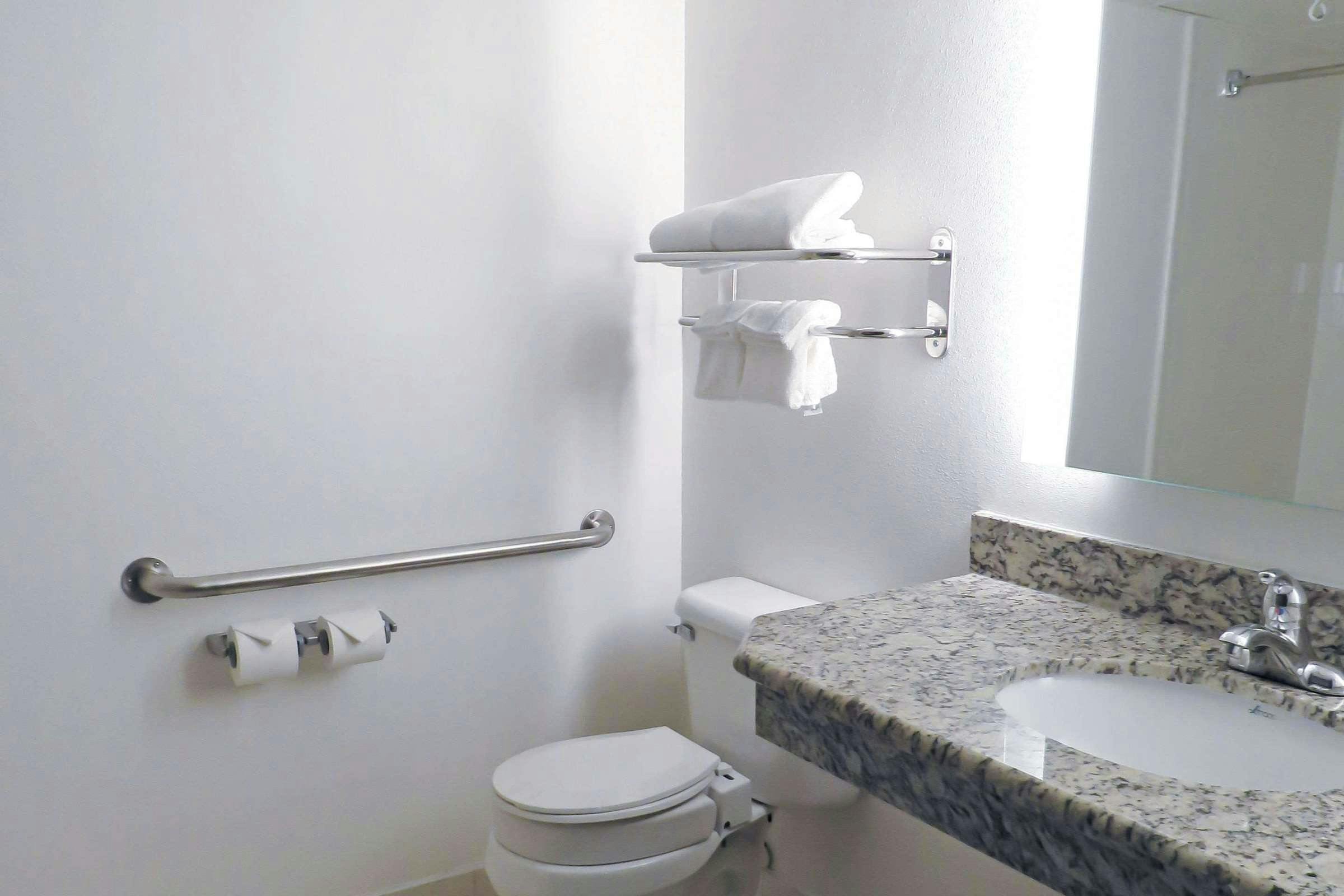 Hotel Quality Inn & Suites Everett, WA photo 4