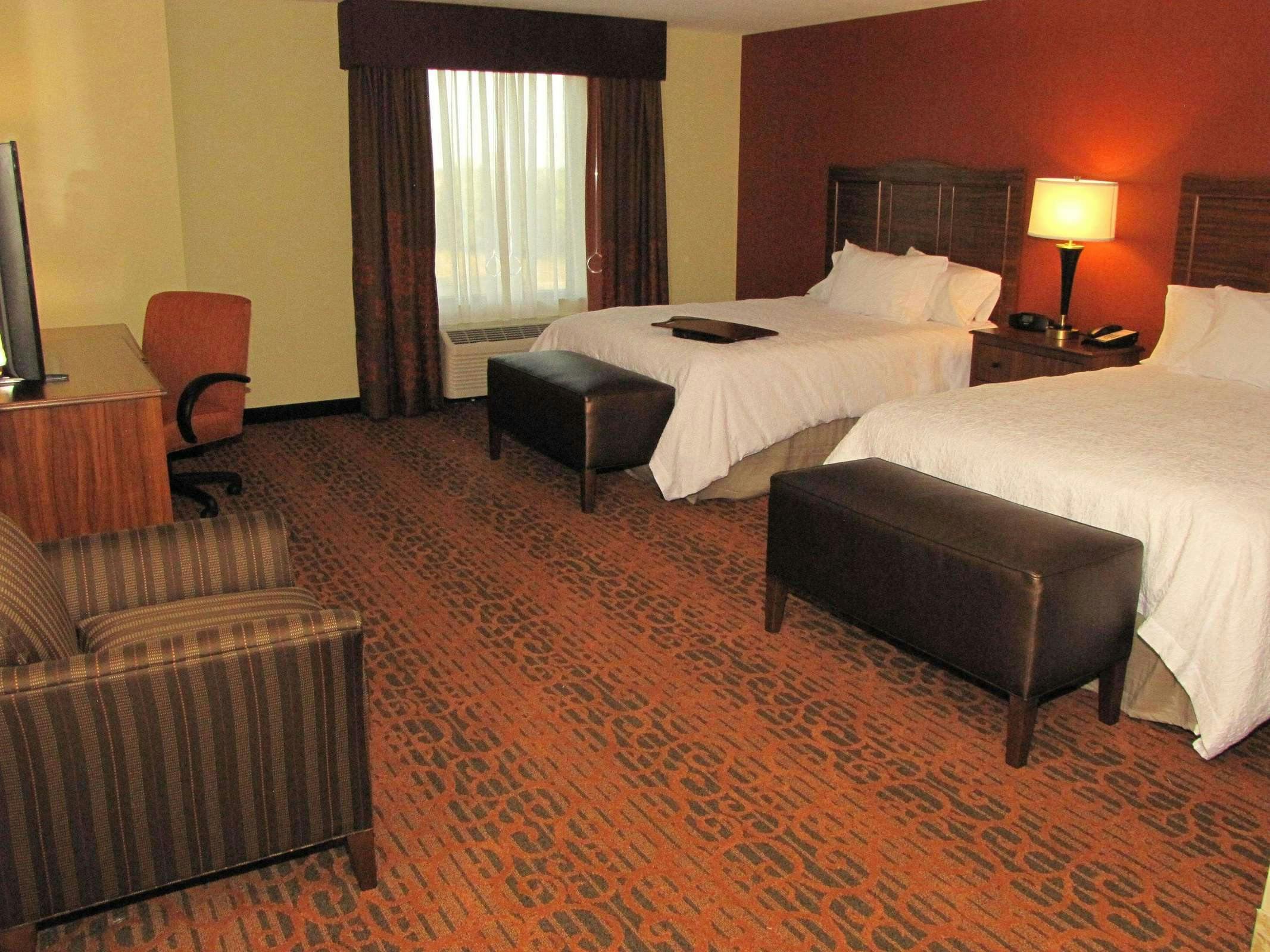 Hotel Hampton Inn and Suites Jamestown ND photo 2