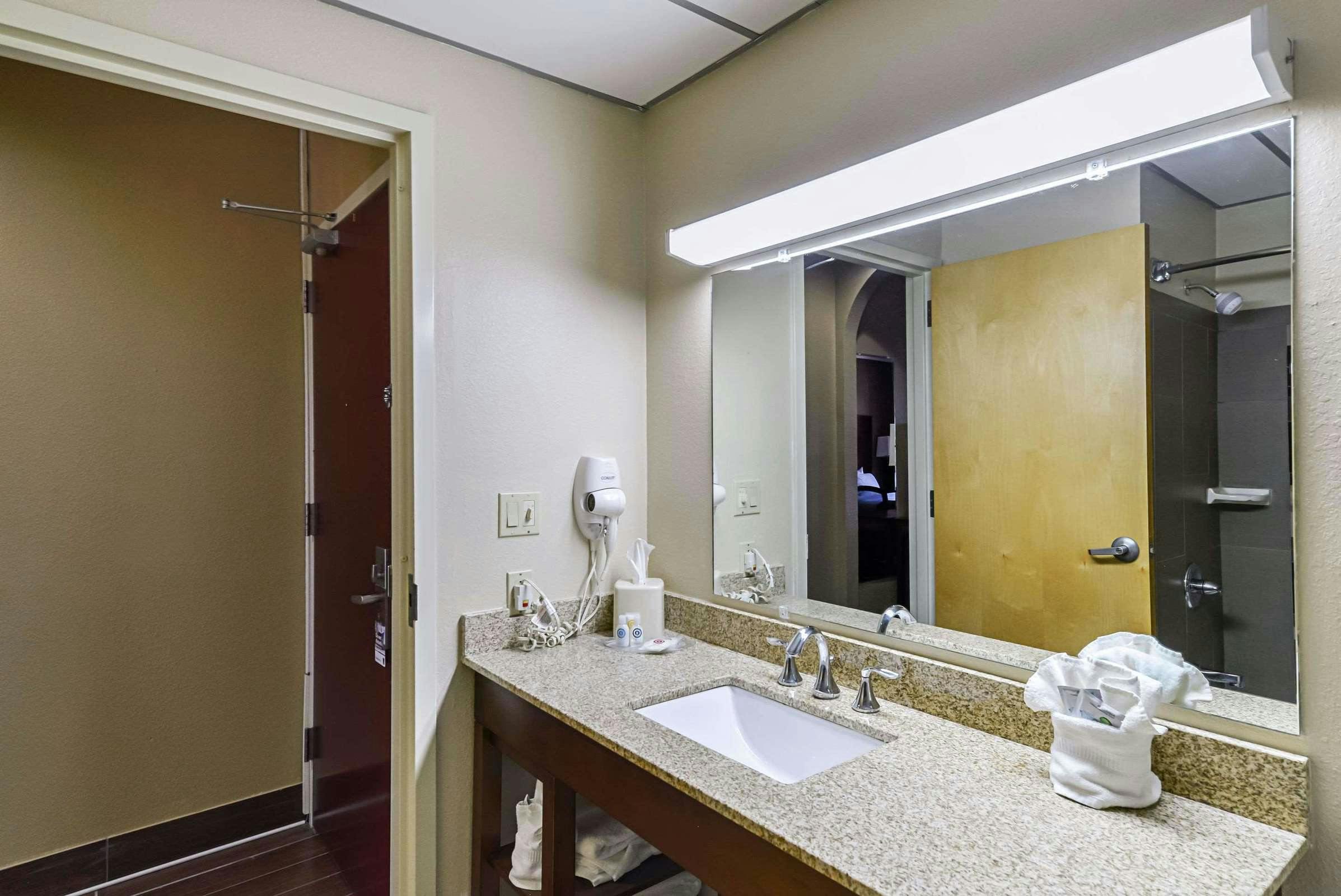 Hotel Quality Suites Lubbock Southwest photo 3