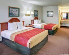 Hotel Super 8 by Wyndham Decatur Texas photo 1