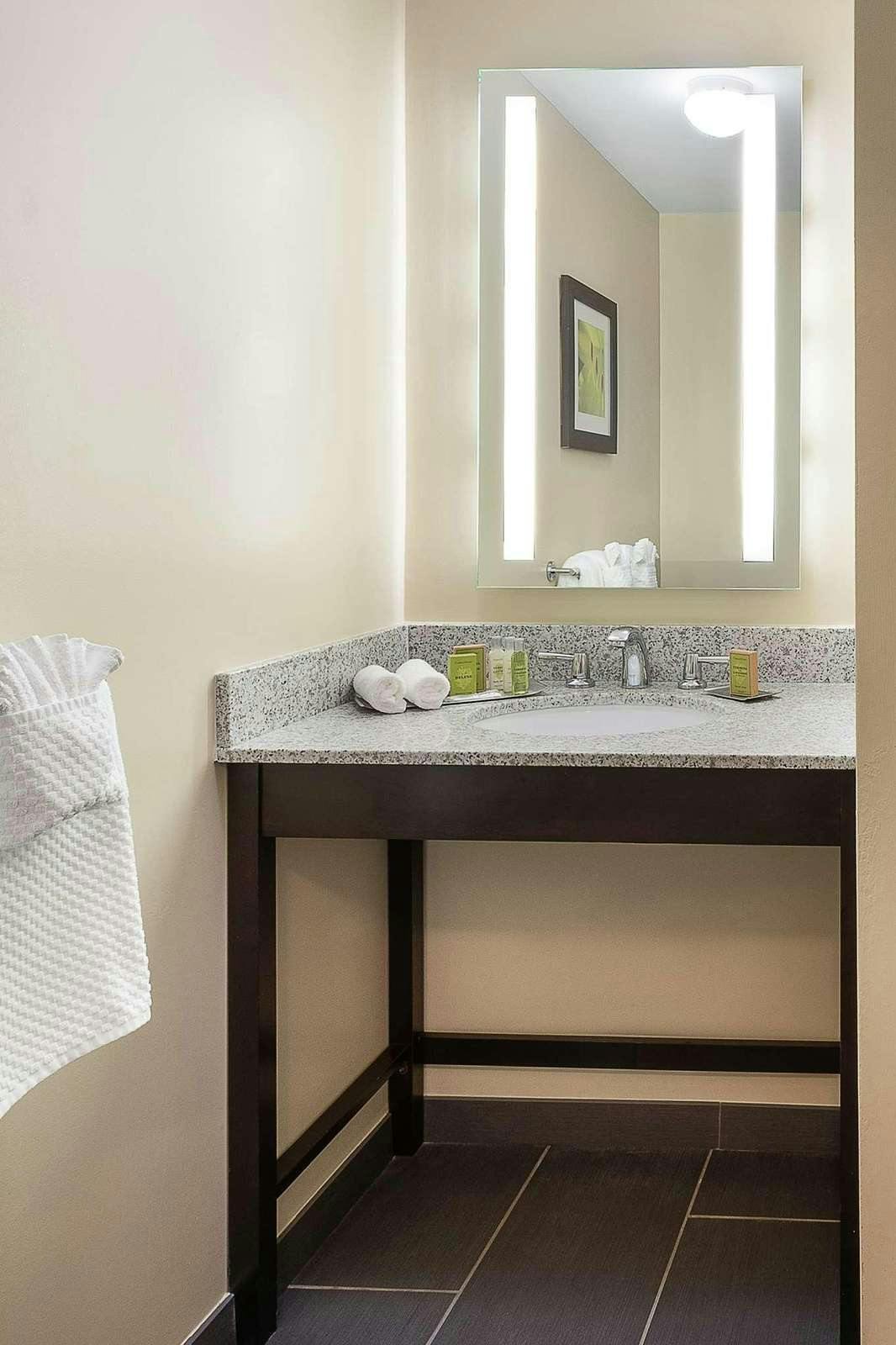 Hotel Doubletree By Hilton Cape Cod Hyannis photo 5