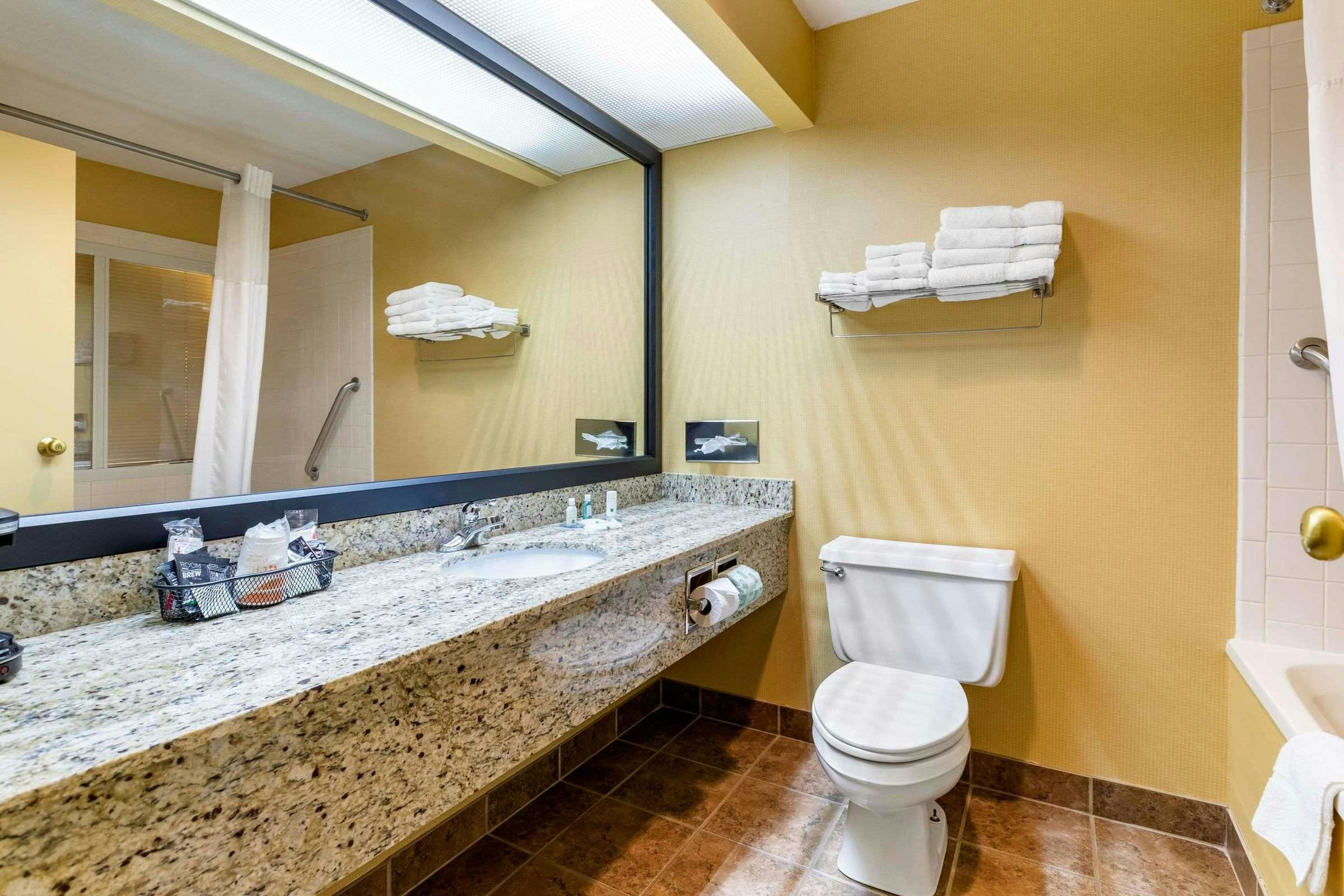 Hotel Comfort Inn & Suites Mason City - Clear Lake photo 2