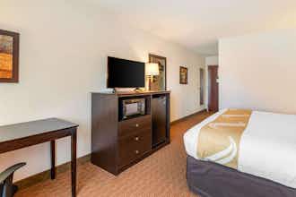Hotel Comfort Inn & Suites Mason City - Clear Lake photo 1