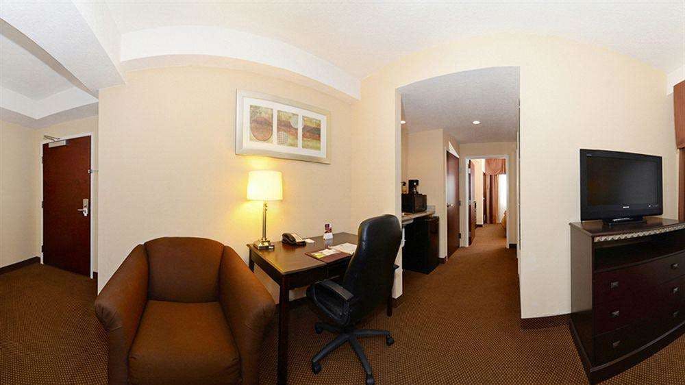 Hotel Comfort Suites Forsyth Near I-75 photo 4