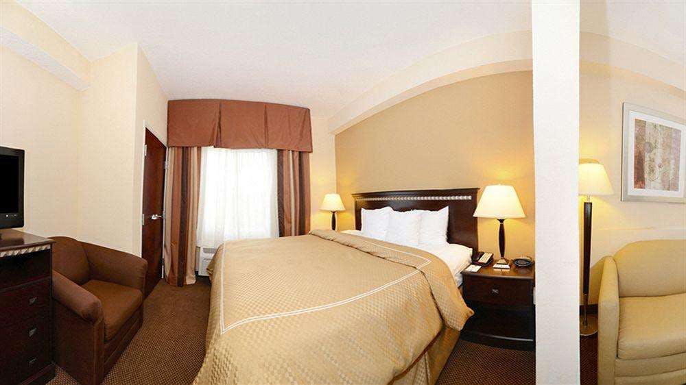 Hotel Comfort Suites Forsyth Near I-75 photo 3