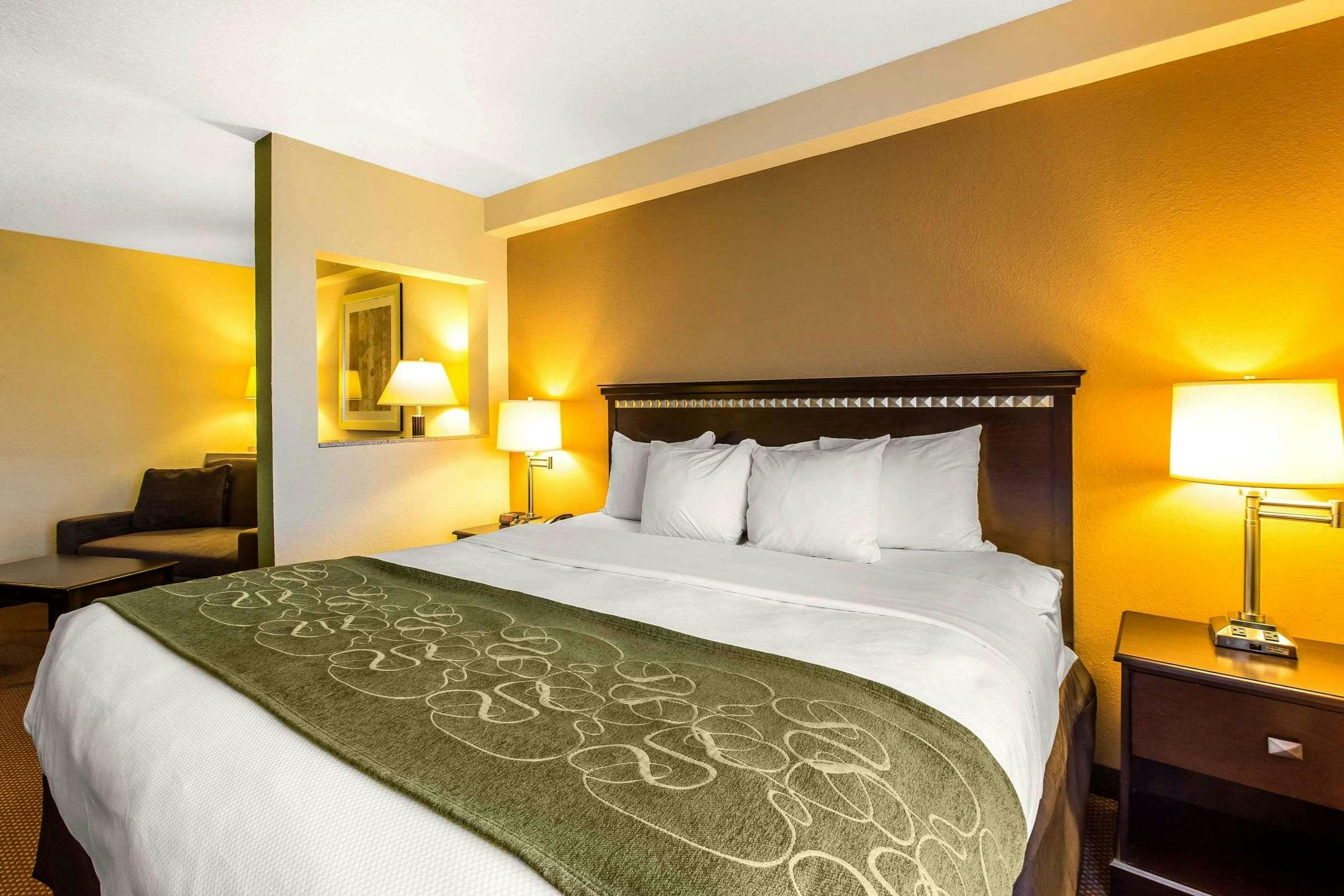 Hotel Comfort Suites Forsyth Near I-75 photo 2