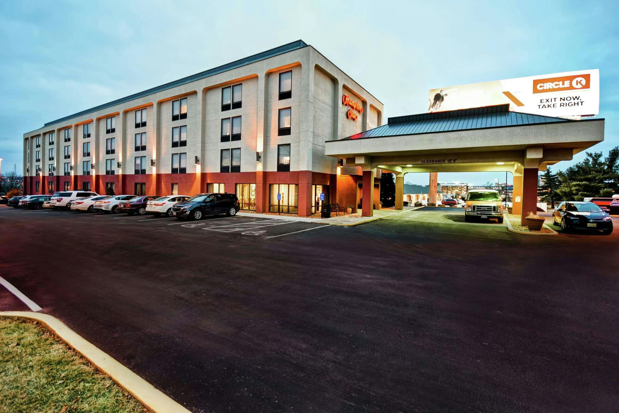 Hotel Hampton Inn St. Louis - Westport photo 1