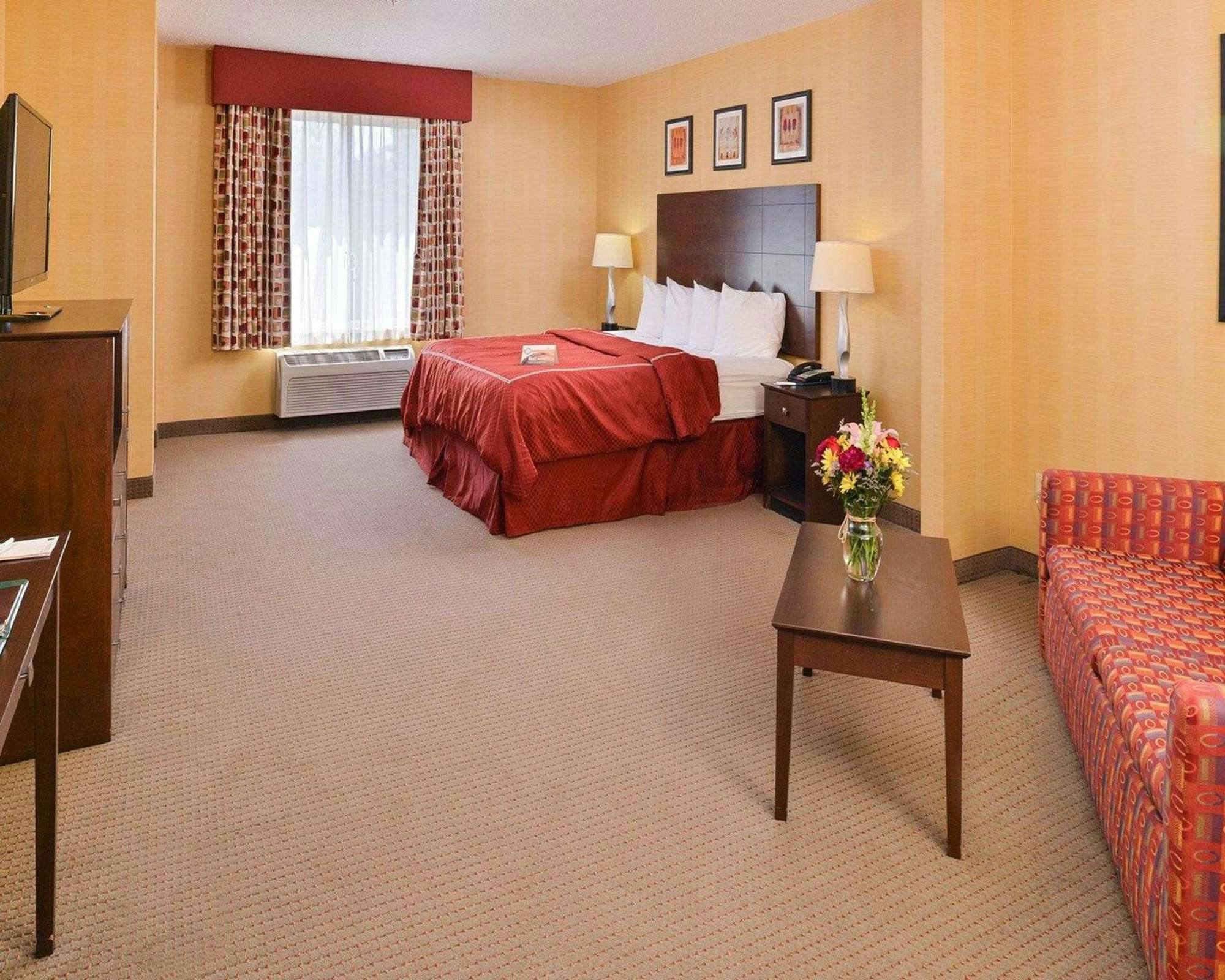Hotel Quality Suites Stratford CT photo 1