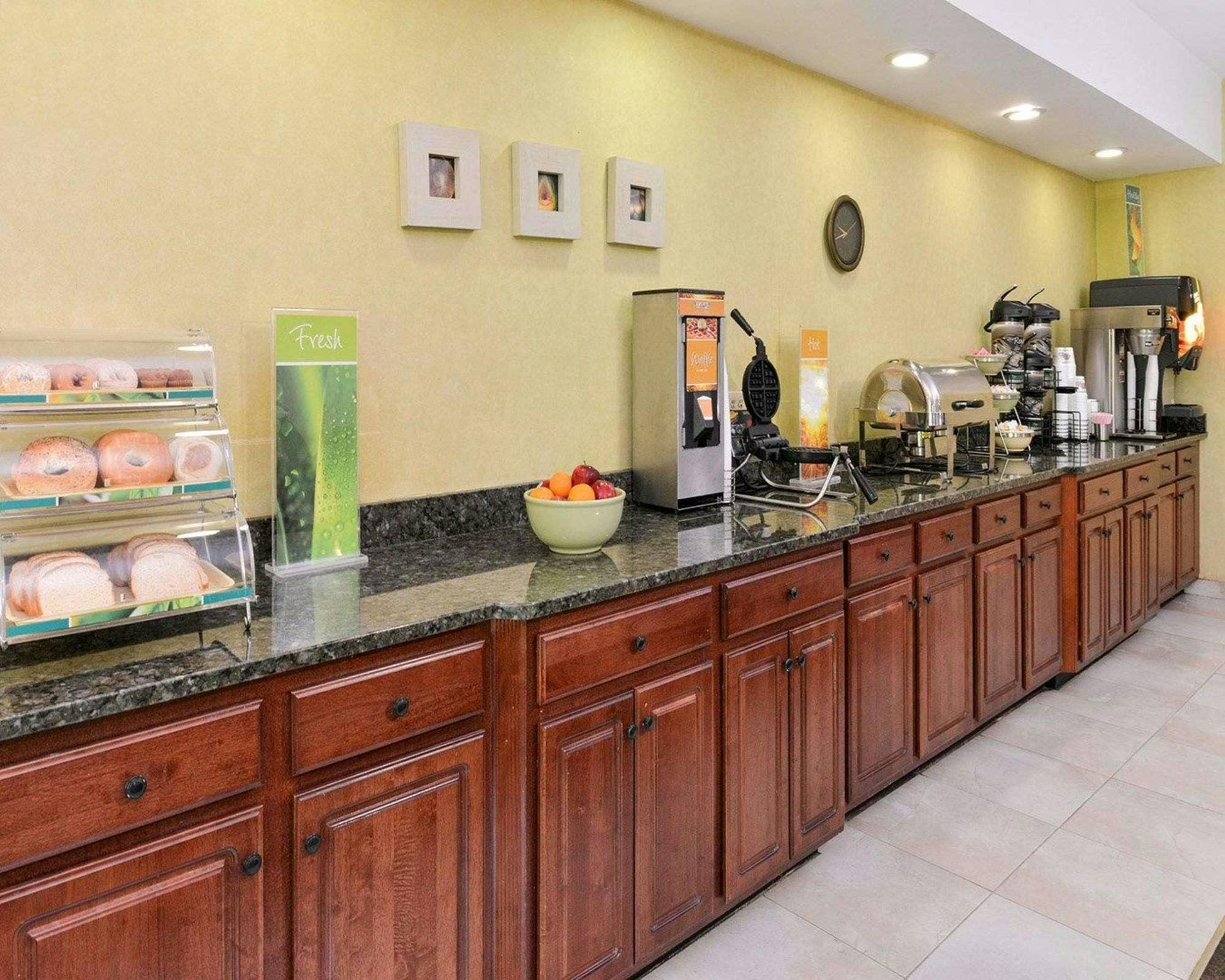 Hotel Quality Suites Stratford CT photo 5