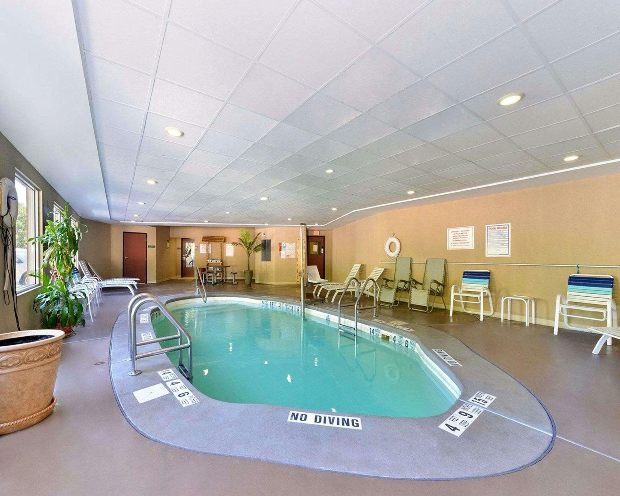 Hotel Quality Suites Stratford CT photo 3