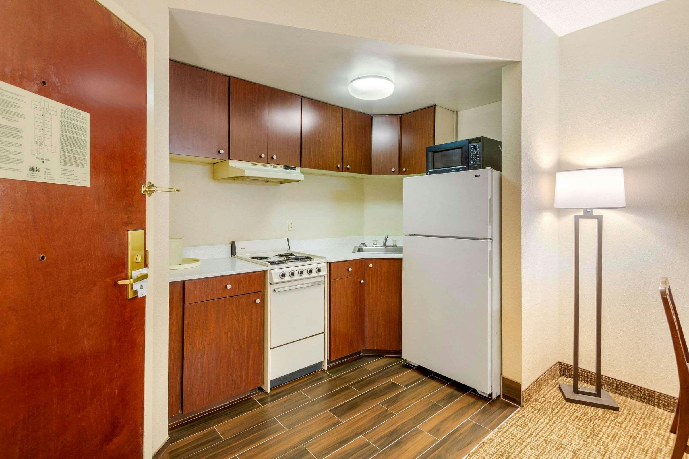 Hotel Quality Inn & Suites Olde Town photo 3