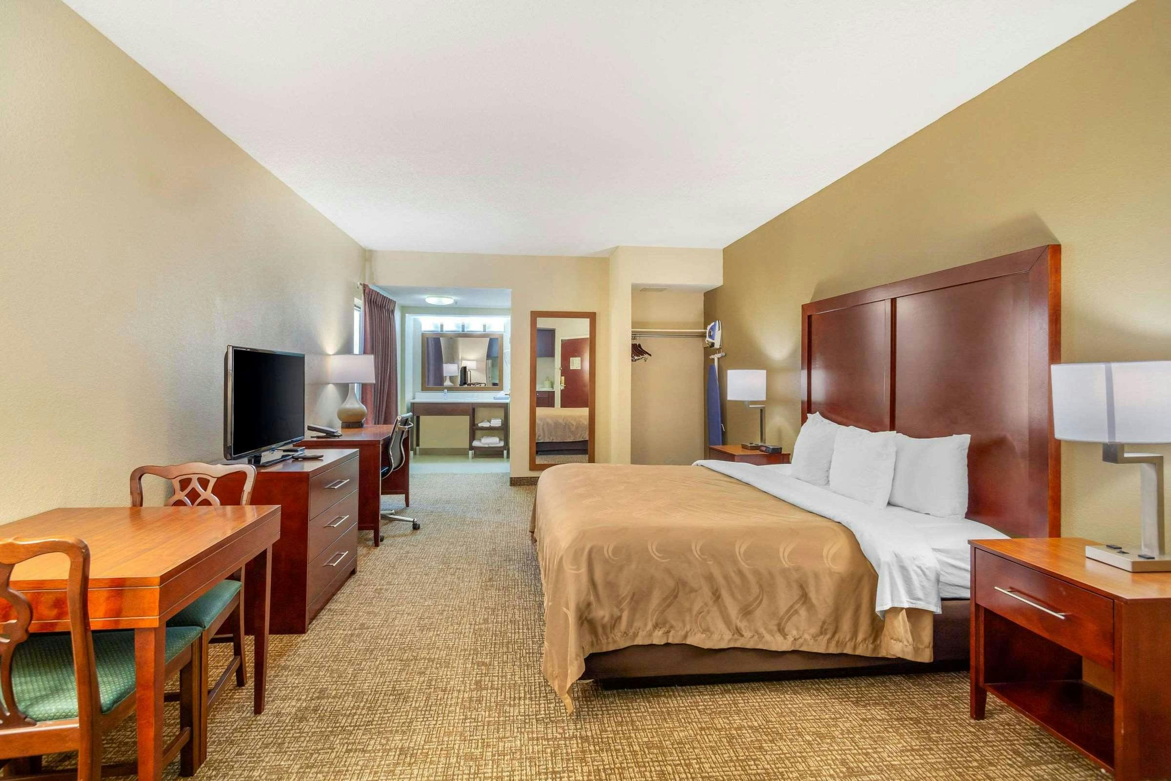 Hotel Quality Inn & Suites Olde Town photo 5