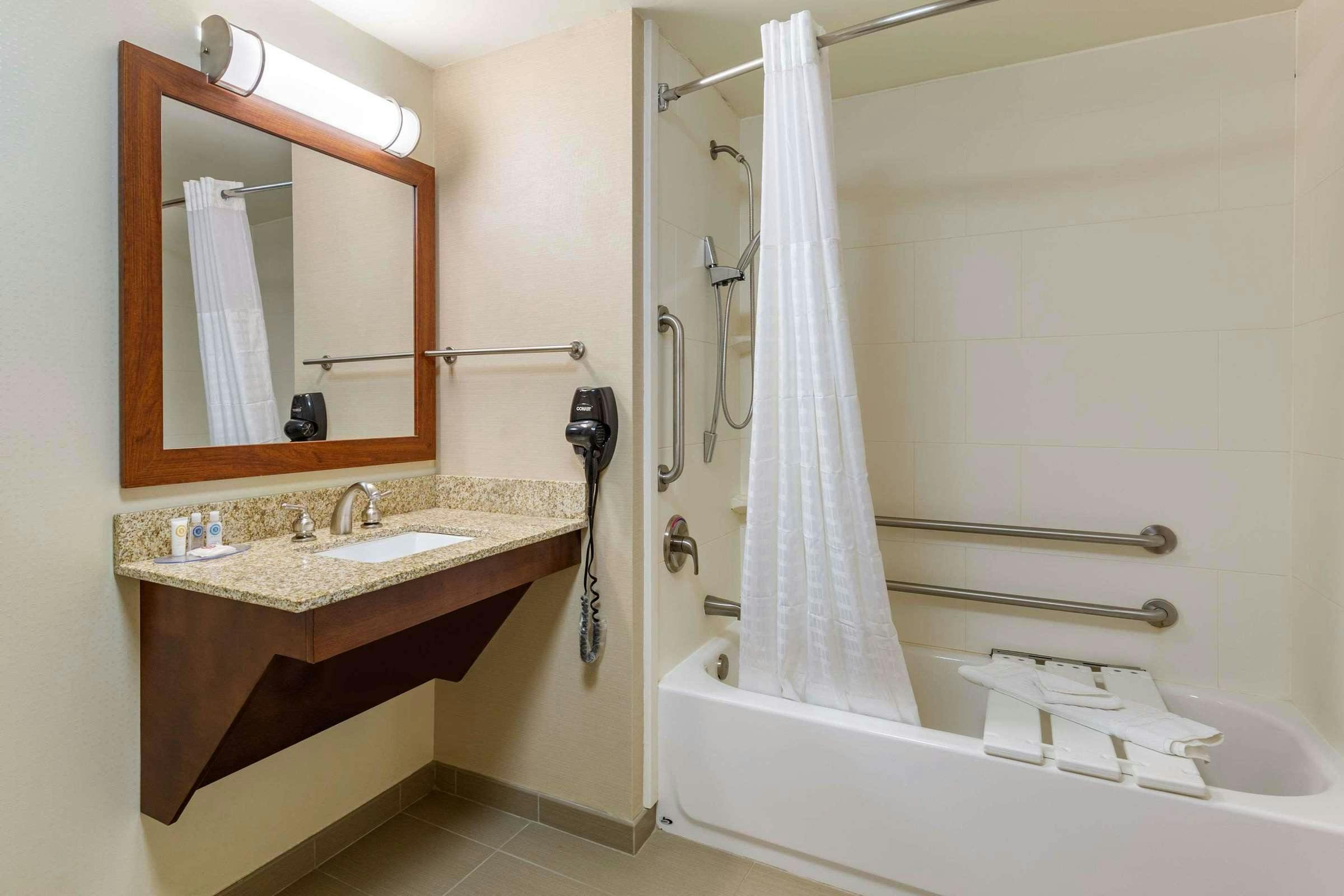 Hotel Comfort Inn Aikens Center photo 4