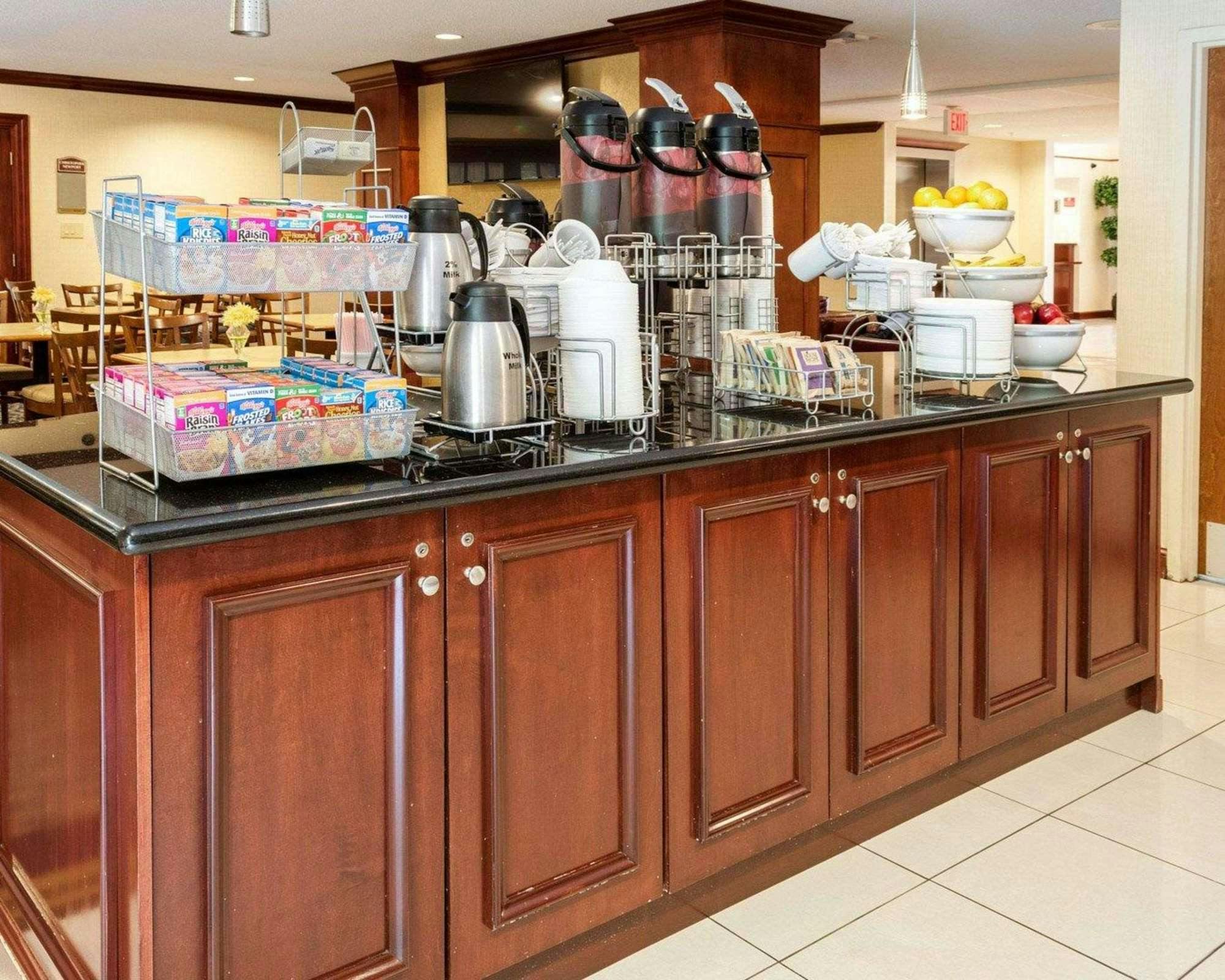 Hotel Comfort Suites Airport photo 4