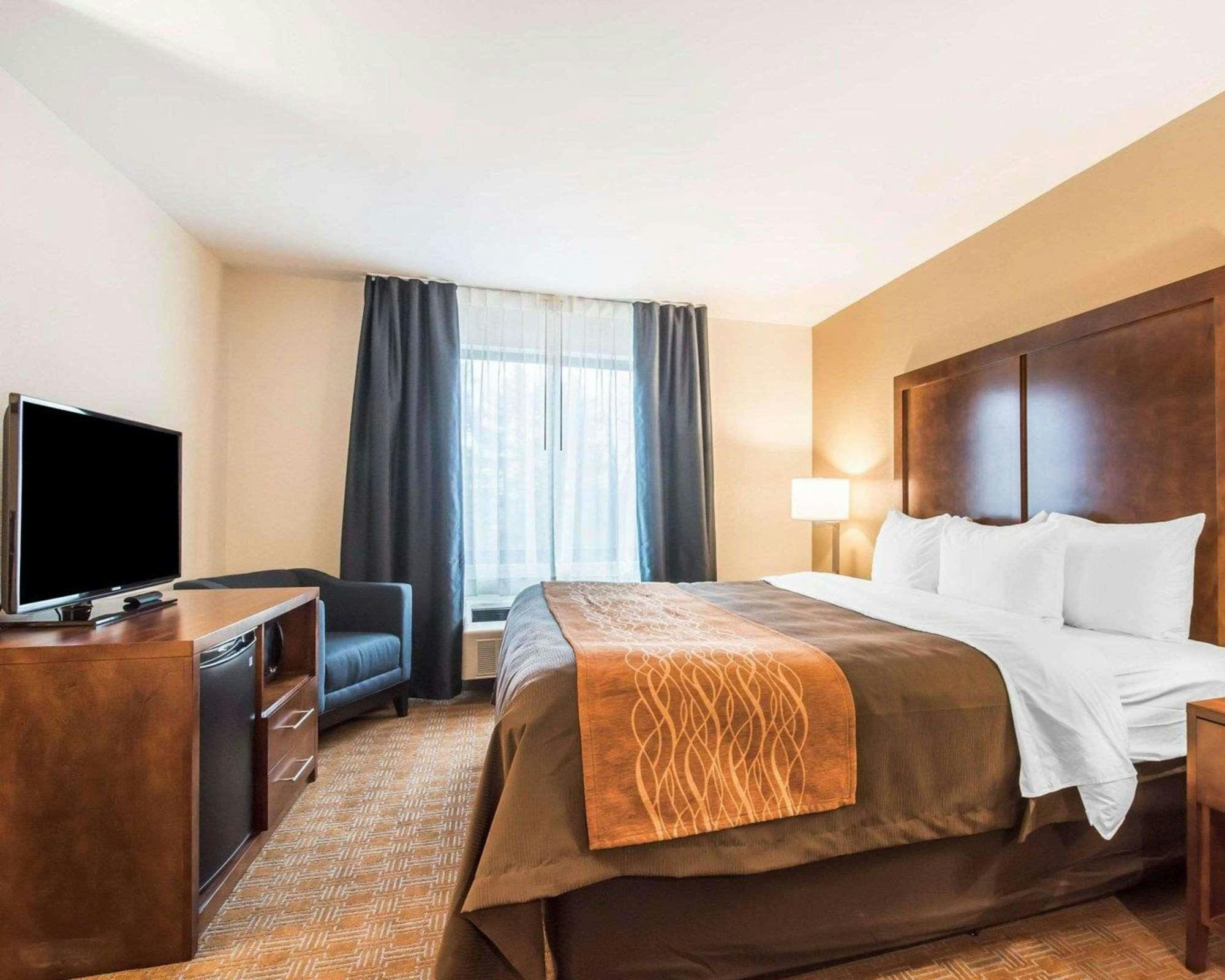 Hotel Comfort Inn & Suites Brattleboro I-91 photo 1