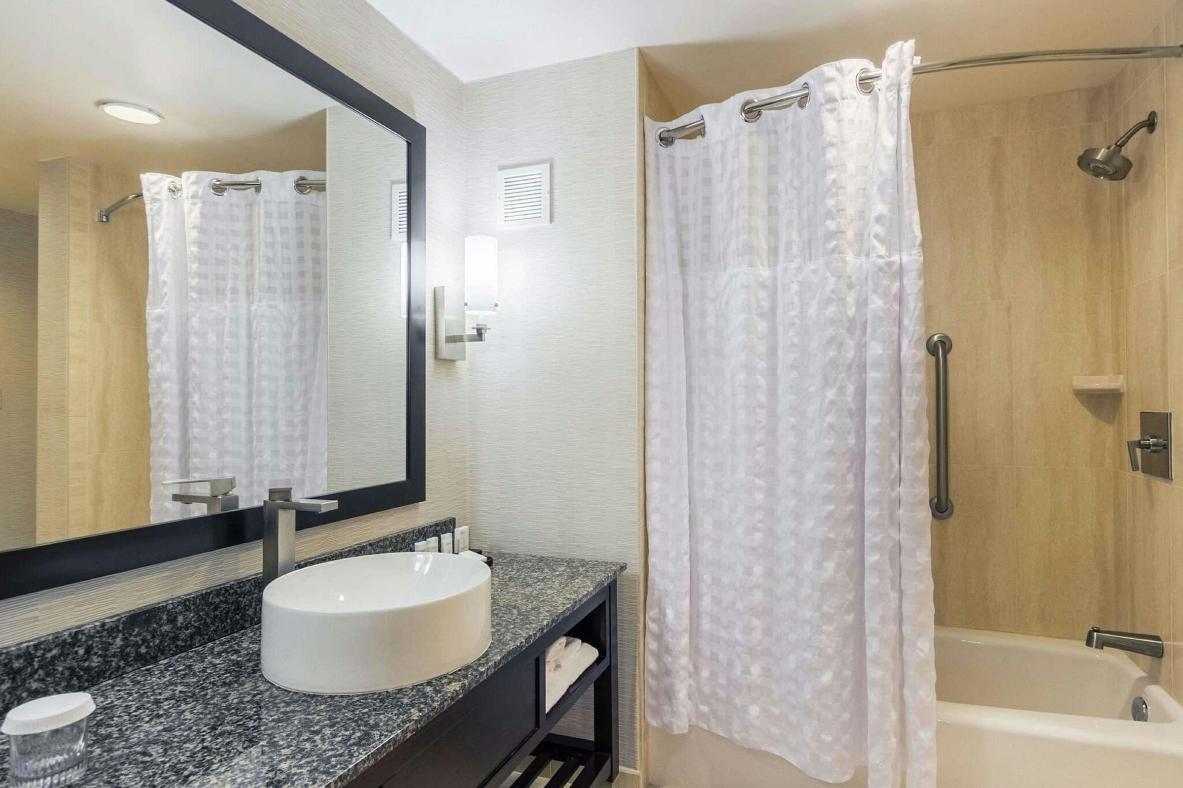 Hotel Embassy Suites by Hilton Newark Airport photo 4