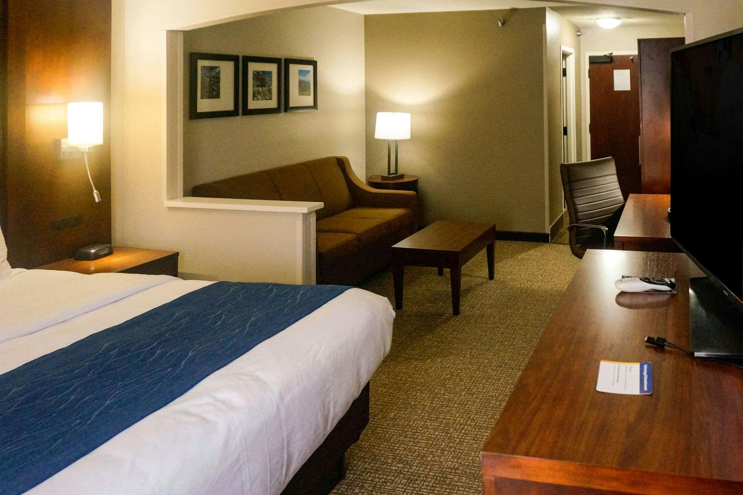 Hotel Comfort Inn & Suites Conway, AR photo 2